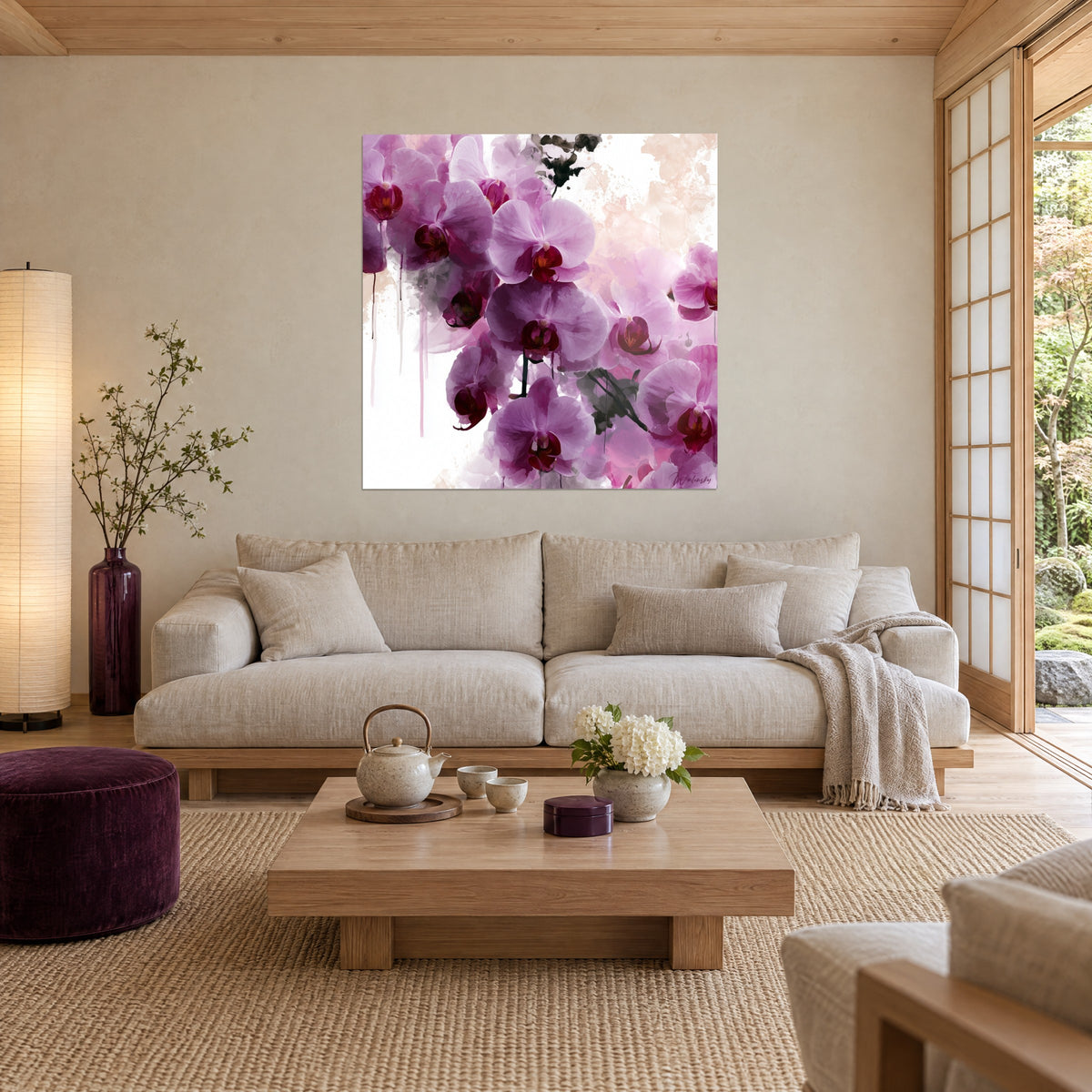 Cuadro de orquídeas moradas con corazones granate, goteos de acuarela sobre fondo blanco, colgado encima de un sofá en un salón luminoso