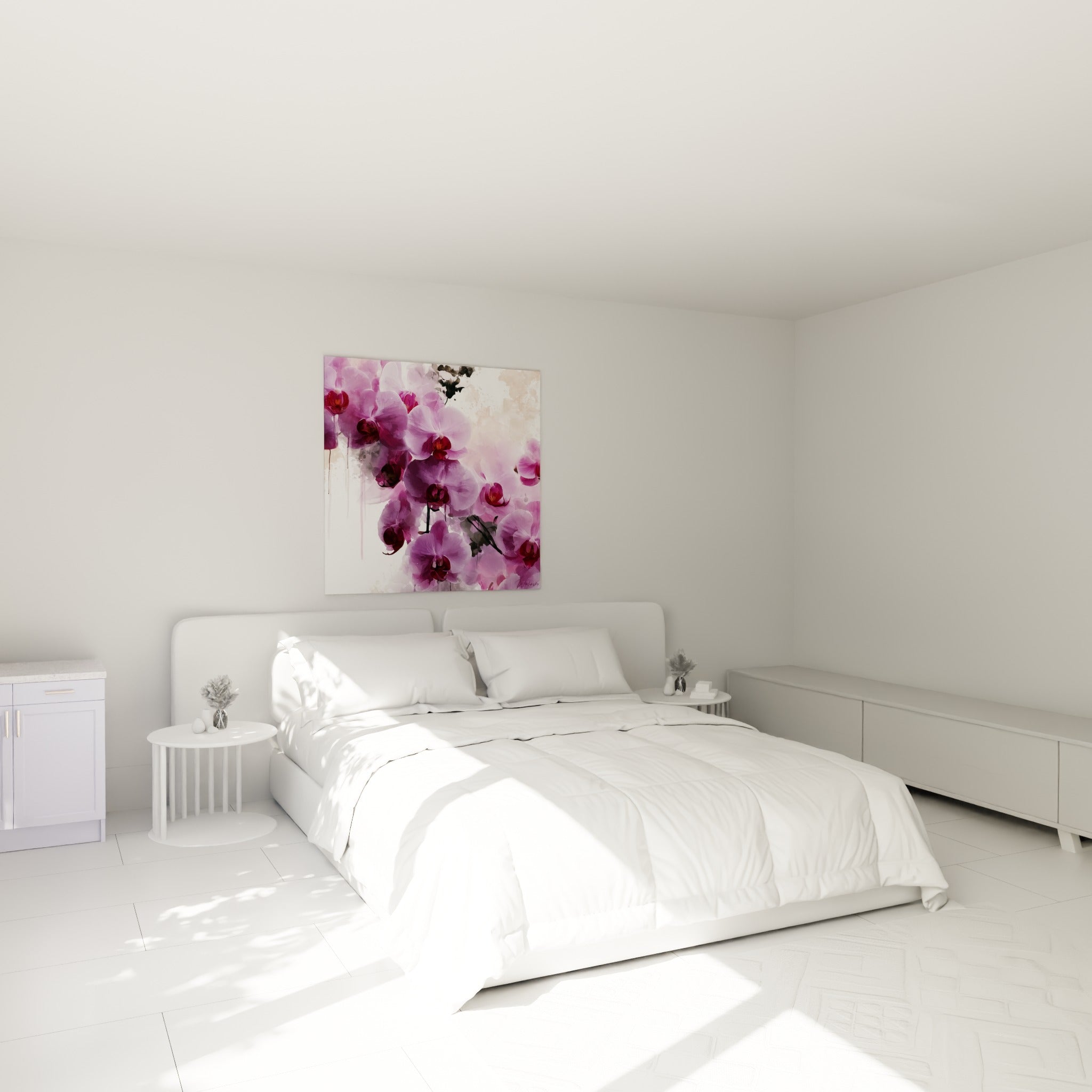 Grappe d'orchidées mauves et pourpres, coulures d'aquarelle, au-dessus d'un lit dans une chambre claire