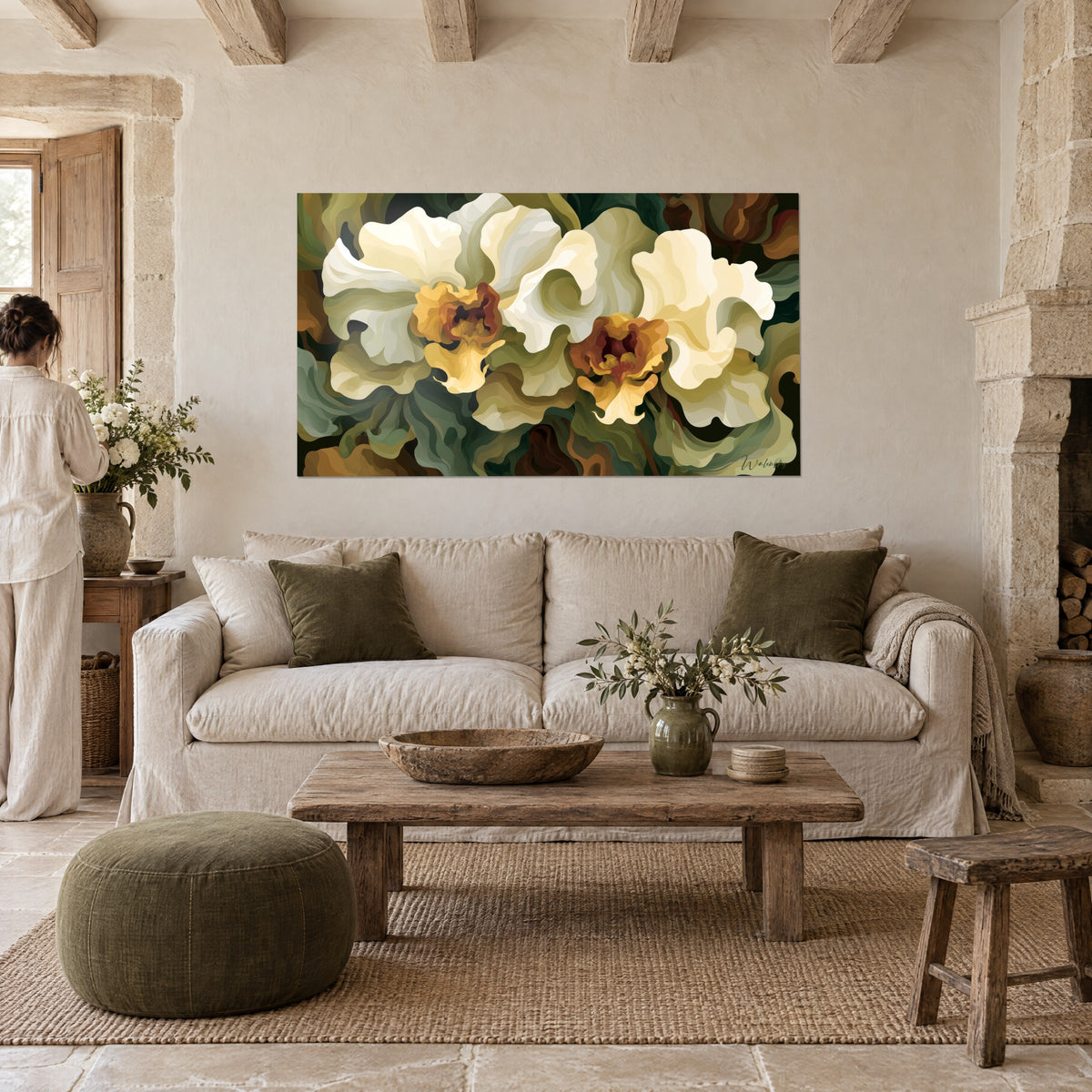 Gemälde weiße Orchideen mit bernsteinfarbenen Herzen, elfenbeinfarbene und salbeigrüne Blütenblätter, Frau von hinten, über einem Sofa in einem hellen Wohnzimmer