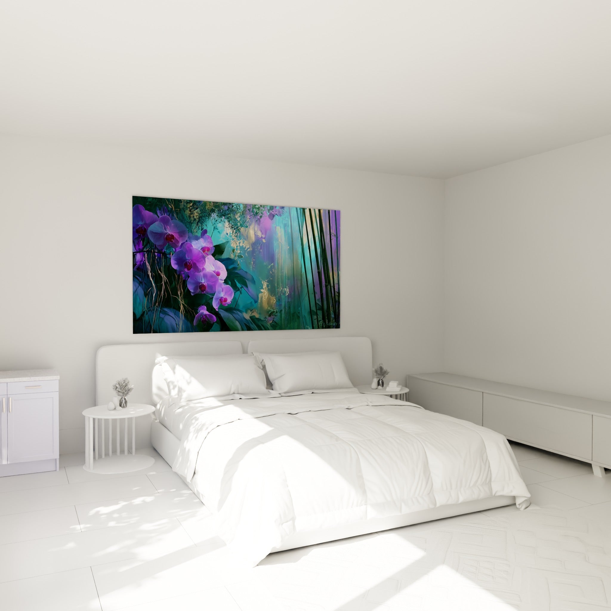 Fleurs d'orchidée violettes et bambous turquoise au-dessus d'un lit dans une chambre claire