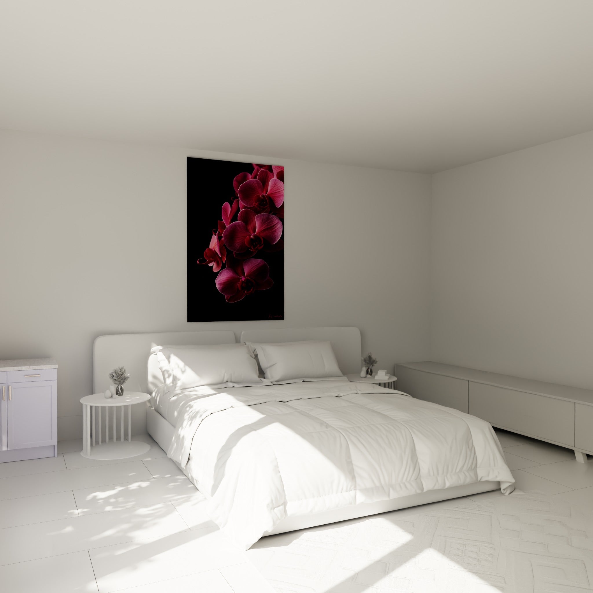 Branche d'orchidées bordeaux et roses au-dessus d'un lit dans une chambre claire et épurée