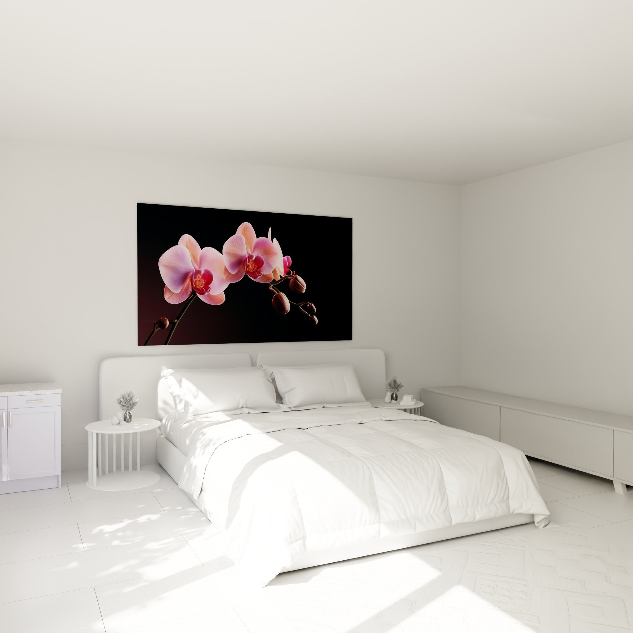Fleurs d'orchidée fuchsia et rose pâle sur fond sombre, accrochées au-dessus d'un lit dans une chambre claire