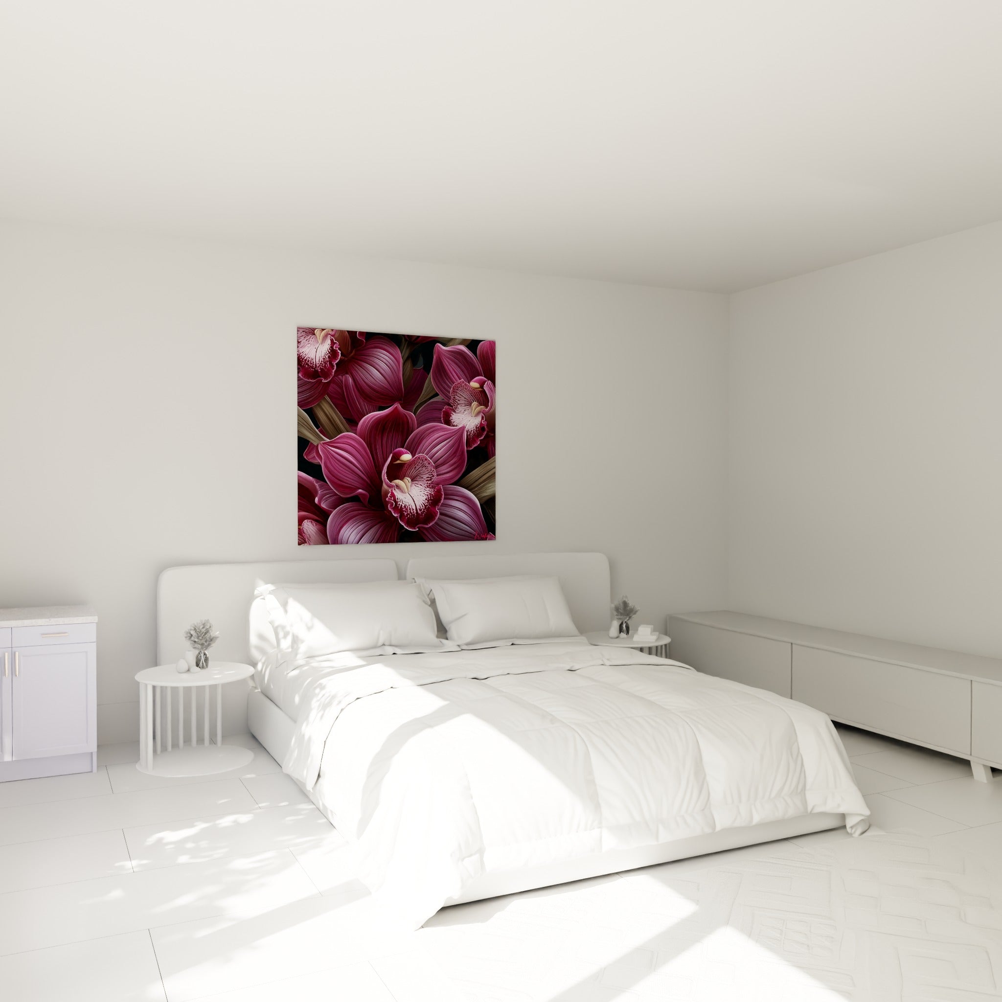 Fleurs d'orchidée bordeaux et rose fuchsia accrochées au-dessus d'un lit dans une chambre claire