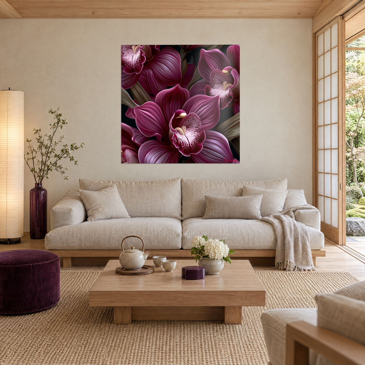 Quadro di orchidee viola dai petali venati, labelli punteggiati di rosa e crema, sfondo nero, sopra un divano in un soggiorno luminoso
