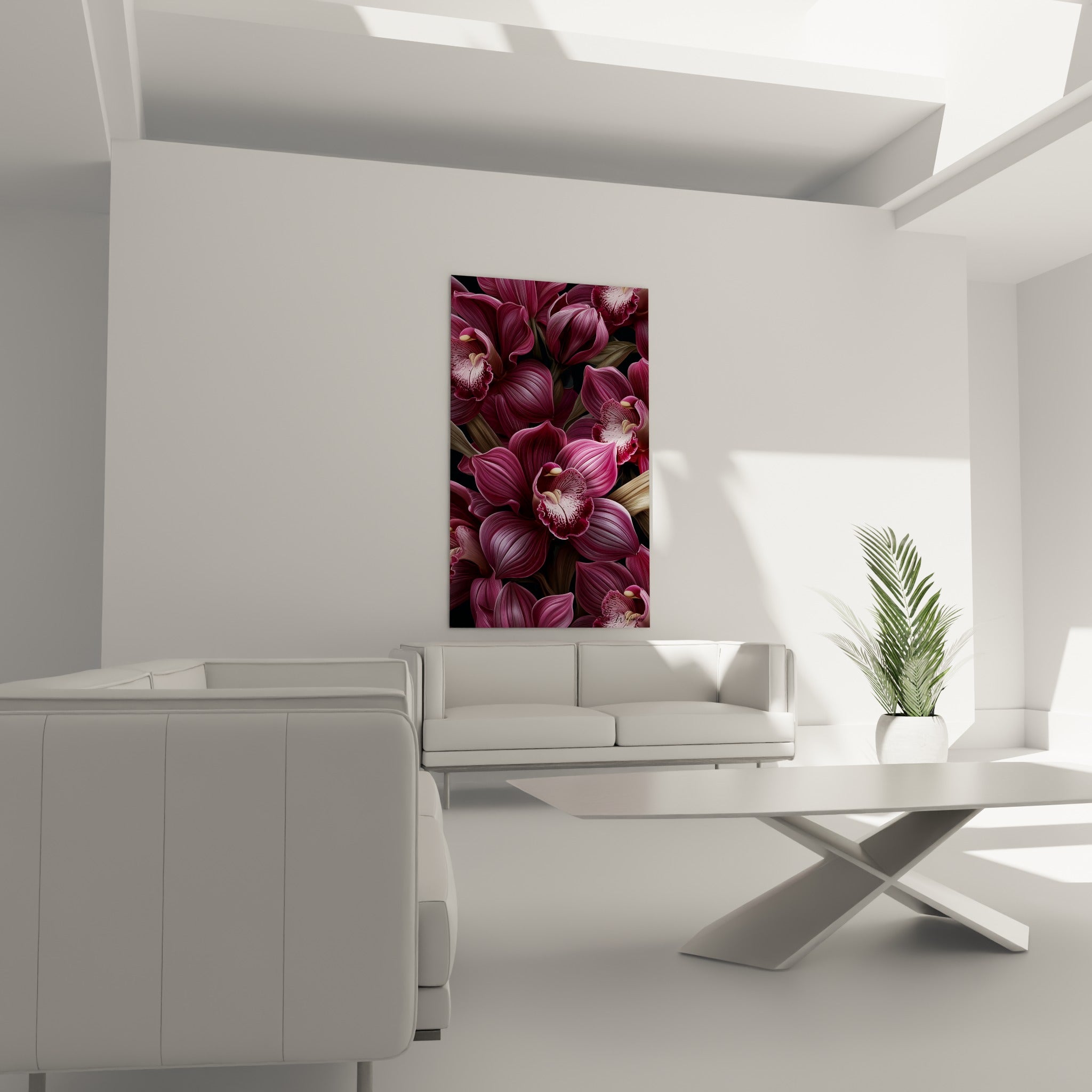 Fleurs d'orchidée fuchsia et noir déployées au-dessus d'un canapé dans un salon lumineux