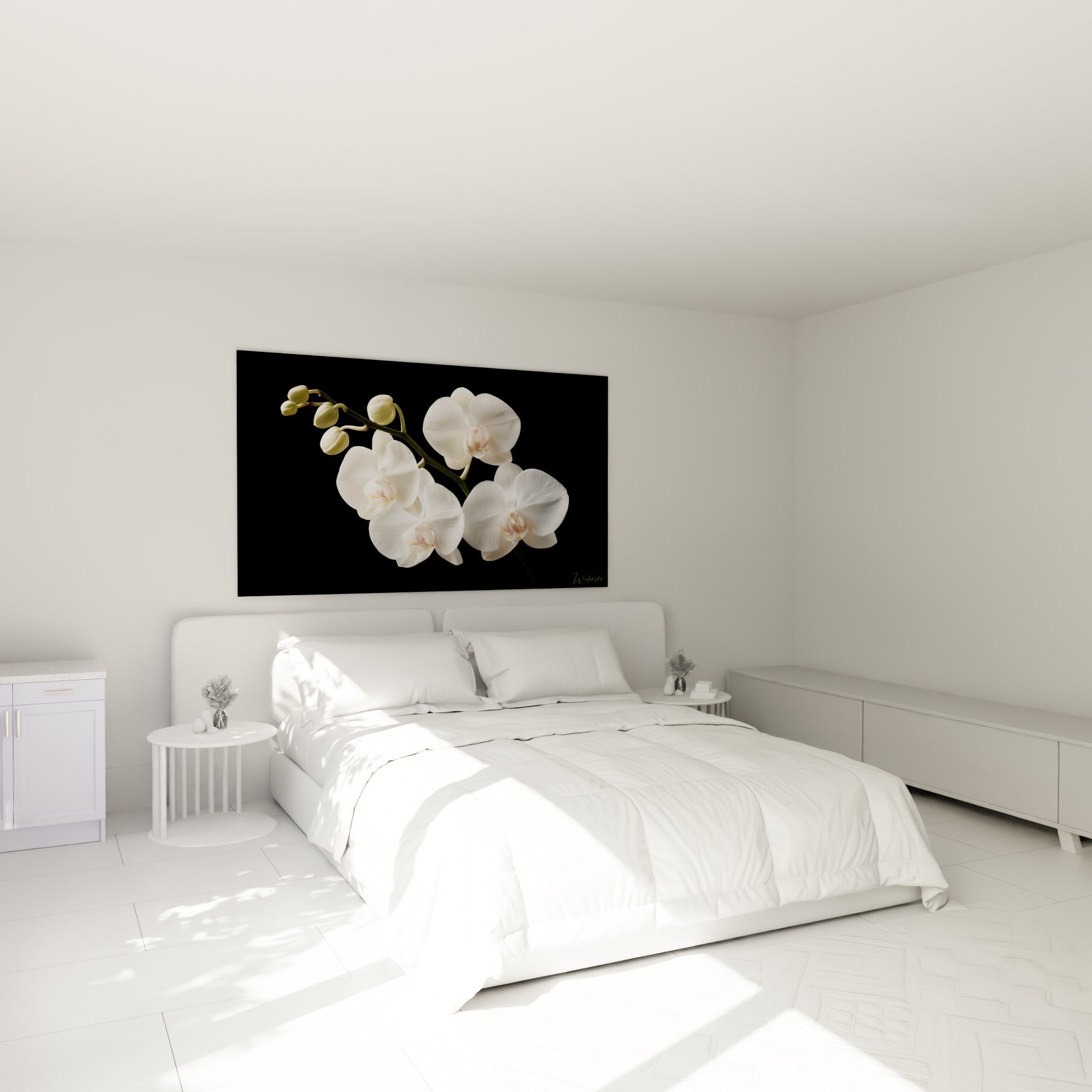 Fleurs d'orchidée ivoire et boutons verts, tige sinueuse au-dessus d'un lit dans une chambre claire