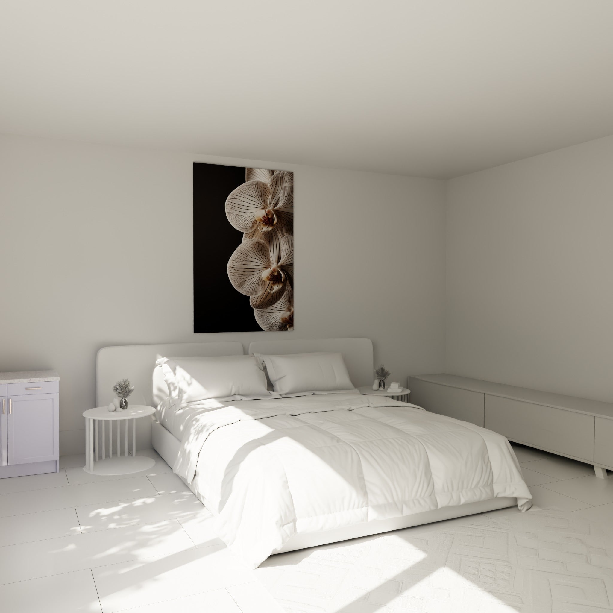 Fleurs d'orchidée ivoire et anthracite disposées au-dessus d'un lit dans une chambre claire