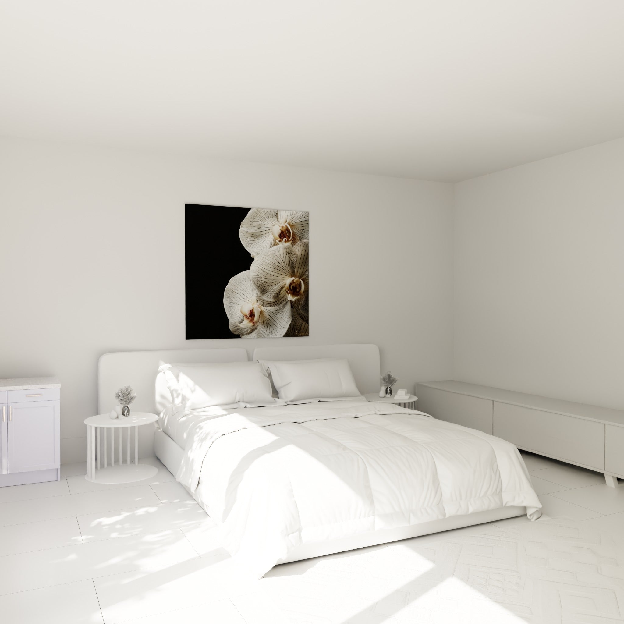 Corolles d'orchidée ivoire et bordeaux disposées au-dessus d'un lit dans une chambre claire