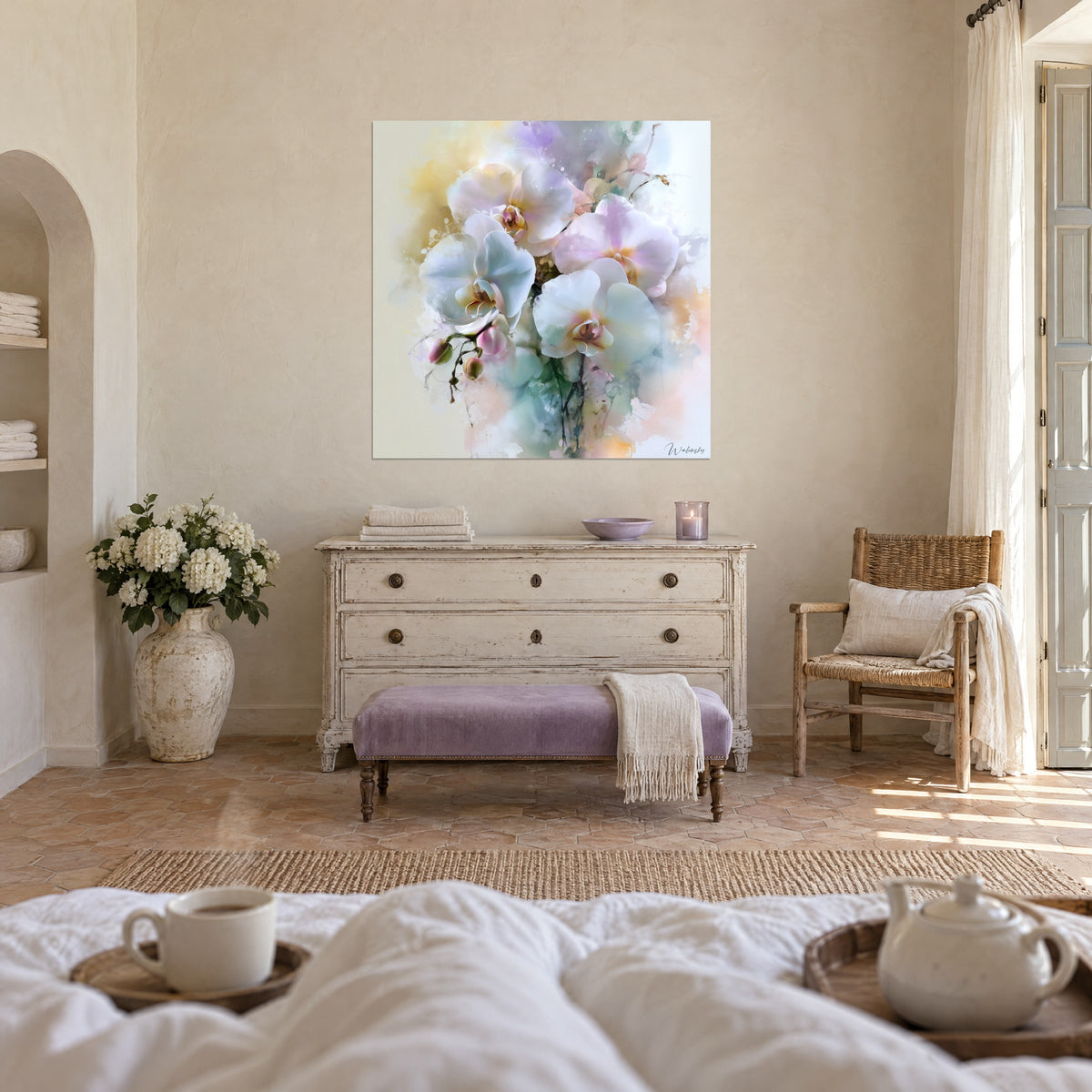 Cuadro de ramo de orquídeas lilas y marfil, capullos rosas y toques de menta, encima de una cama en un dormitorio luminoso