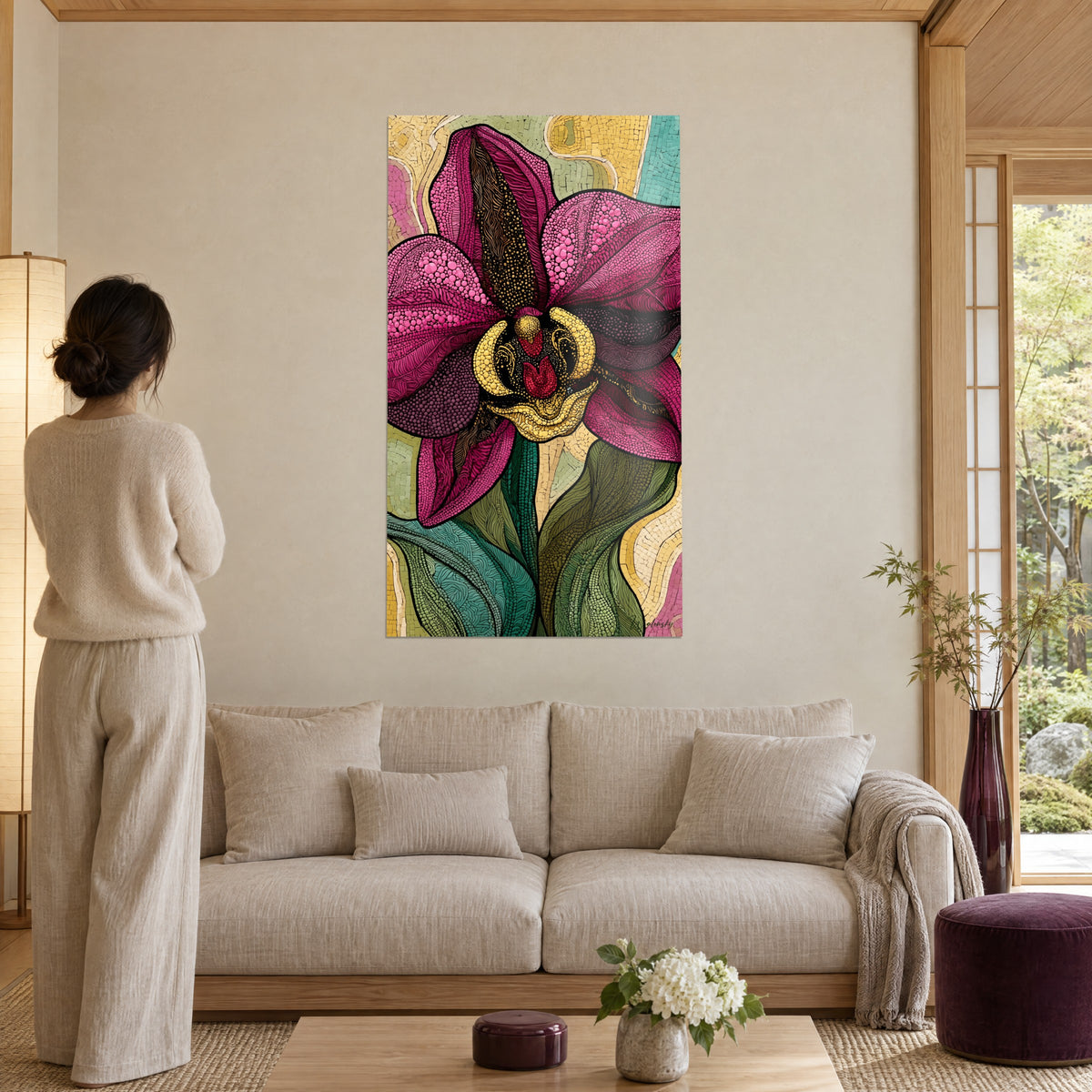 Gemälde Orchidee in Purpurrot mit rosa und pflaumenfarbenen perlmuttartigen Blütenblättern, goldene Mitte, gelber Mosaikhintergrund, über einem Sofa in einem hellen Wohnzimmer