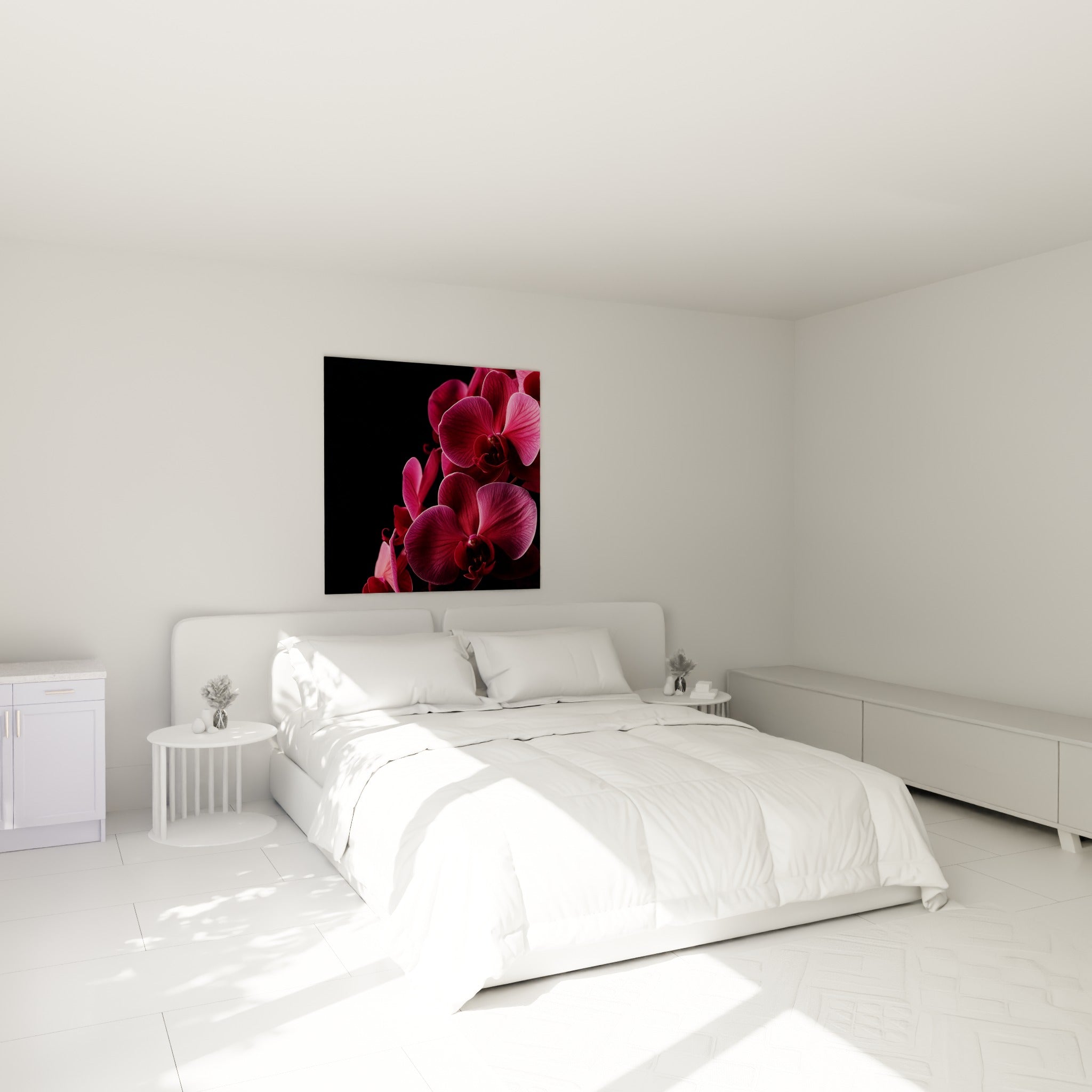 Orchidées magenta et bordeaux éclairées en biais, accrochées au-dessus d'un lit dans une chambre claire