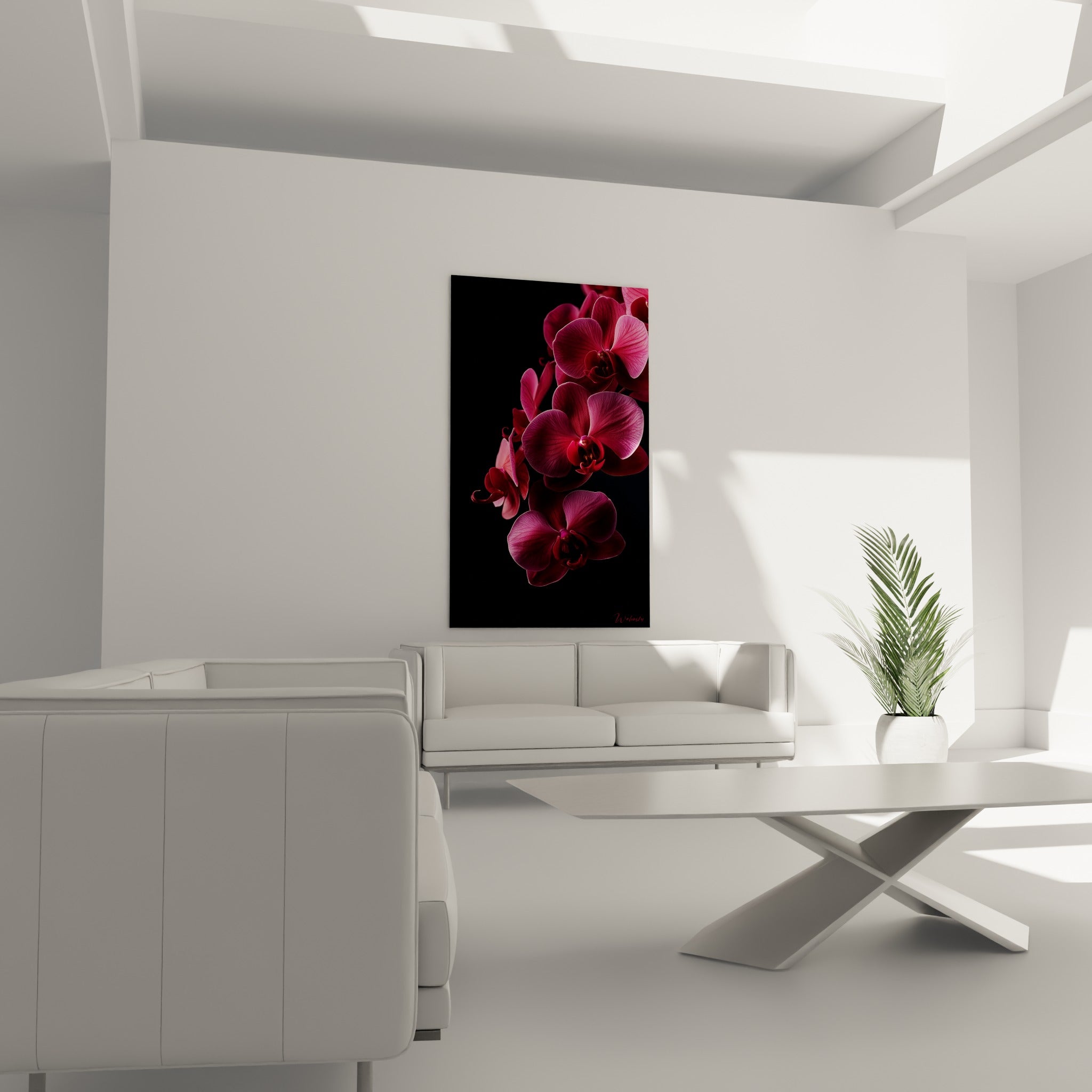 Fleurs d'orchidée magenta et pourpre foncé au-dessus d'un canapé dans un salon lumineux