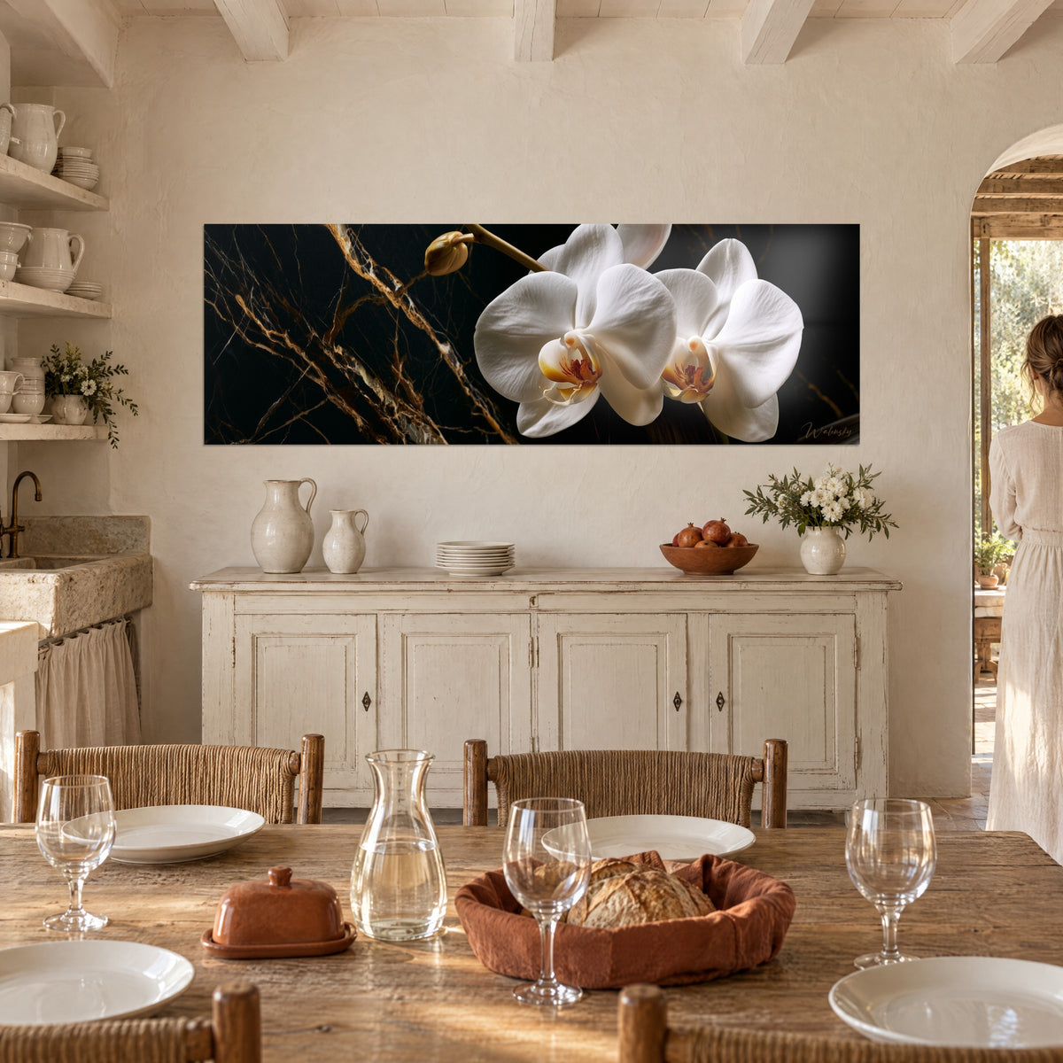 Quadro duo di orchidee color crema con cuore arancio su marmo nero dorato, sopra una credenza bianca in un casale provenzale