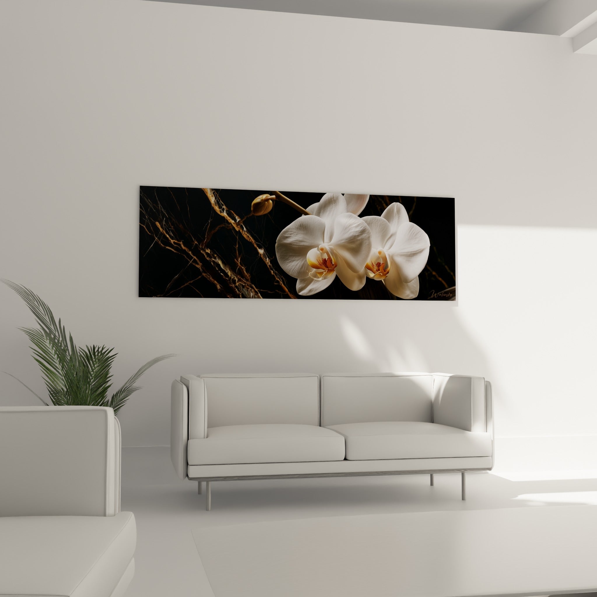 Composition florale orchidée blanche sur marbre sombre au-dessus d'un canapé dans un salon lumineux