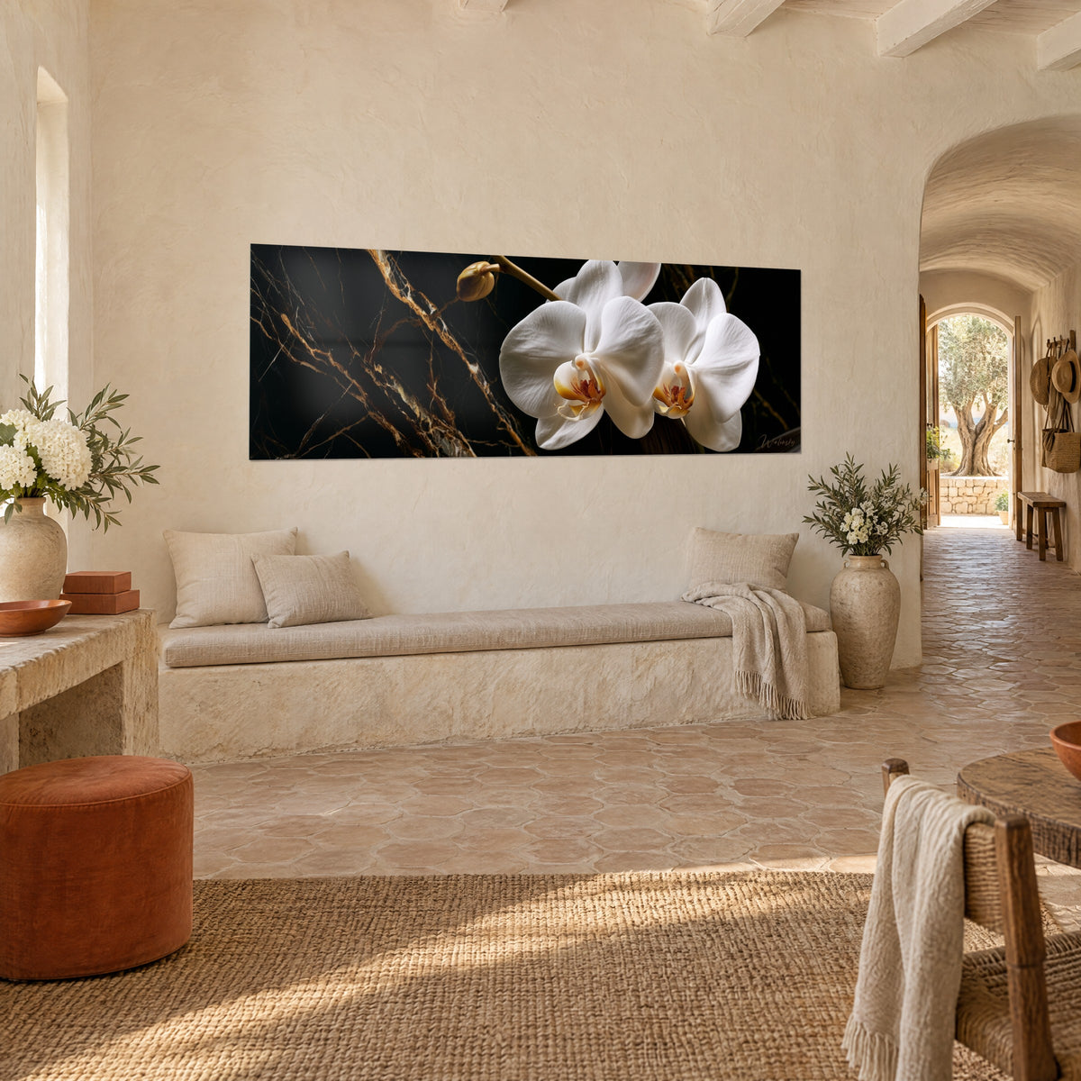 Quadro phalaenopsis avorio e il suo bocciolo slanciato su fondo nero venato d'oro, parete color crema di un casale provenzale
