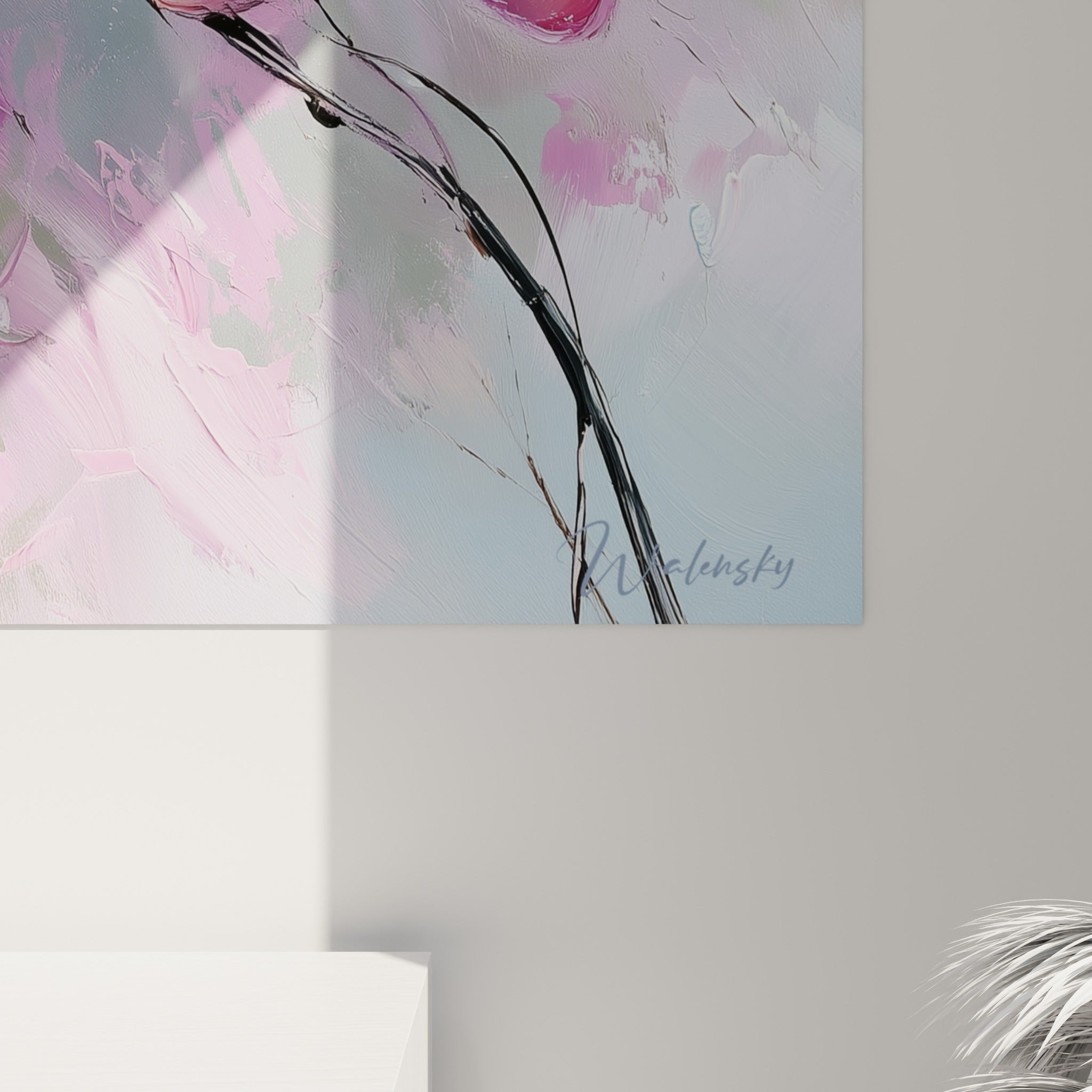 Empâtements roses et cuivrés d'une orchidée peinte, matière épaisse et coulures visibles de près