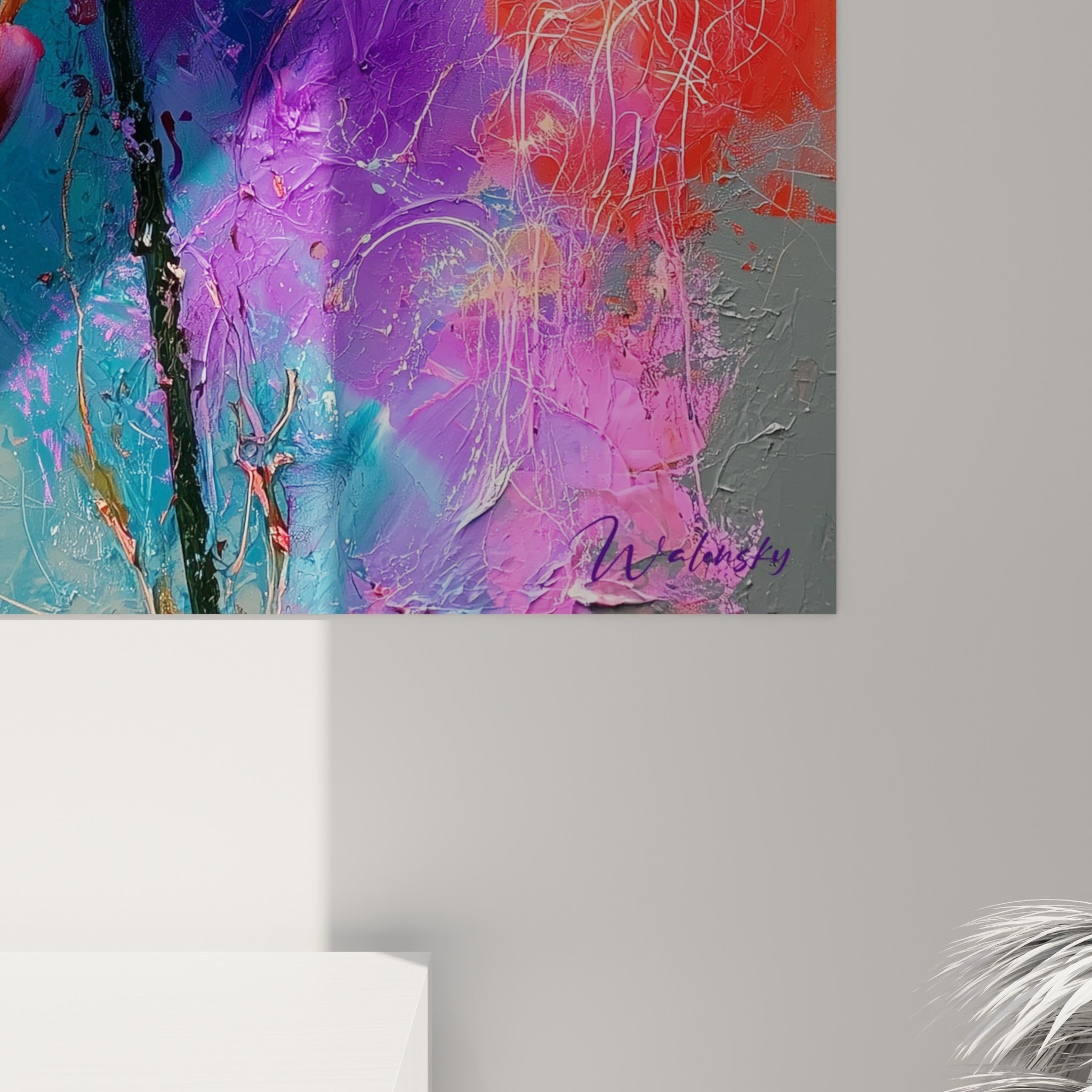 Empâtements épais et coulures bleu turquoise et violet révélant la matière peinte de l'orchidée fuchsia