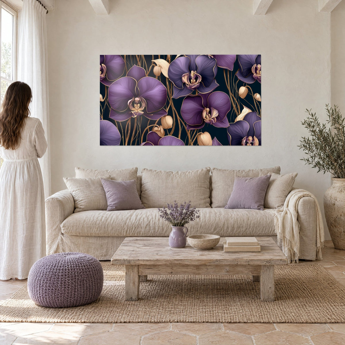 Quadro Orchidee viola bordate d'oro su fondo blu notte, una donna in abito bianco la ammira sopra un divano in un soggiorno luminoso