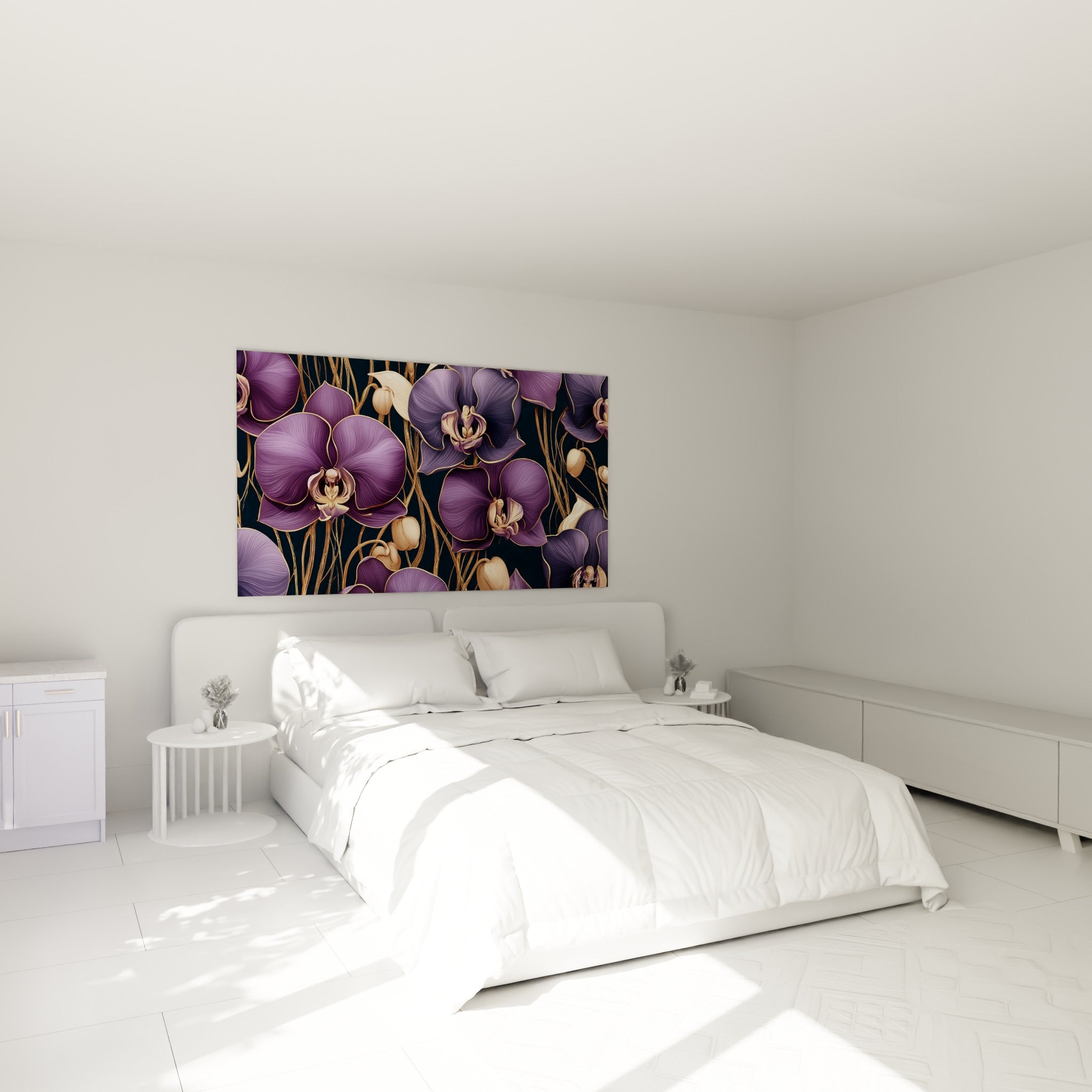 Fleurs d'orchidée violettes et dorées disposées au-dessus d'un lit dans une chambre claire