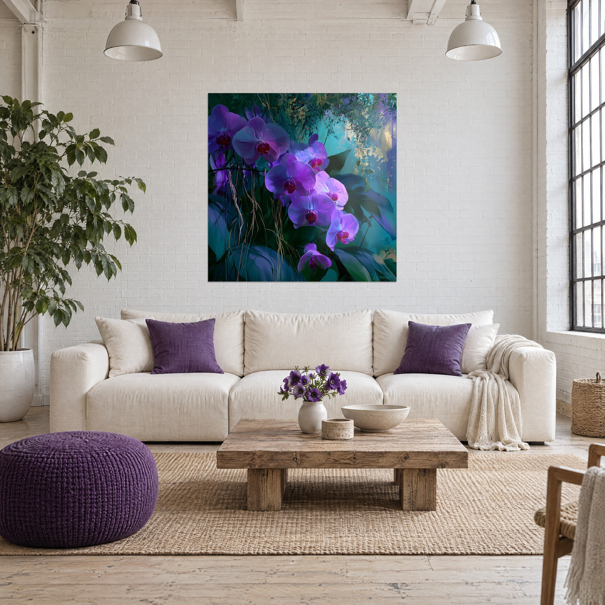 Cuadro de orquídeas Phalaenopsis violetas y corazones púrpura sobre fondo verde esmeralda y turquesa, encima de un sofá en un salón luminoso