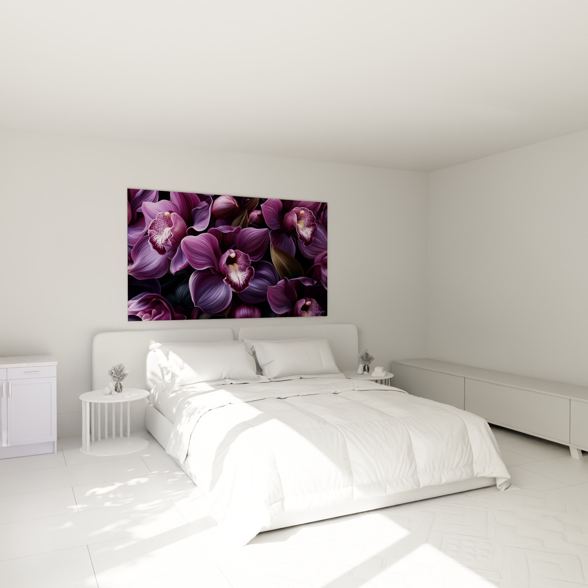 Fleurs d'orchidée mauve et prune profond disposées au-dessus d'un lit dans une chambre claire