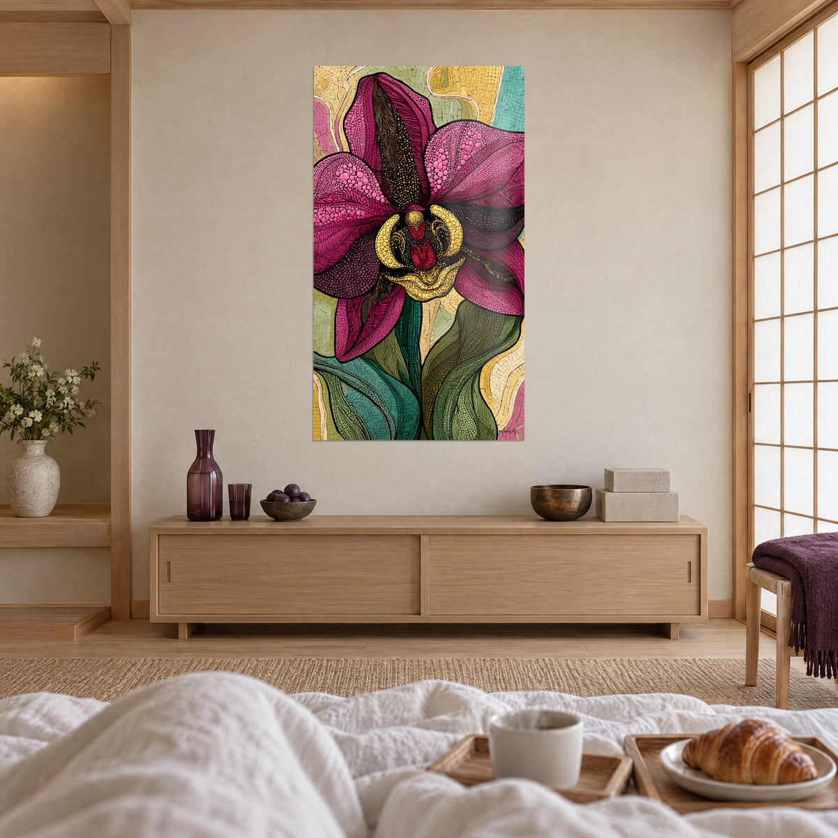 Gemälde Blüte in Purpur und Gold auf cremefarbenen und wassergrünen Mosaiksteinen, körnige Blütenblätter, über einem Bett in einem hellen Schlafzimmer