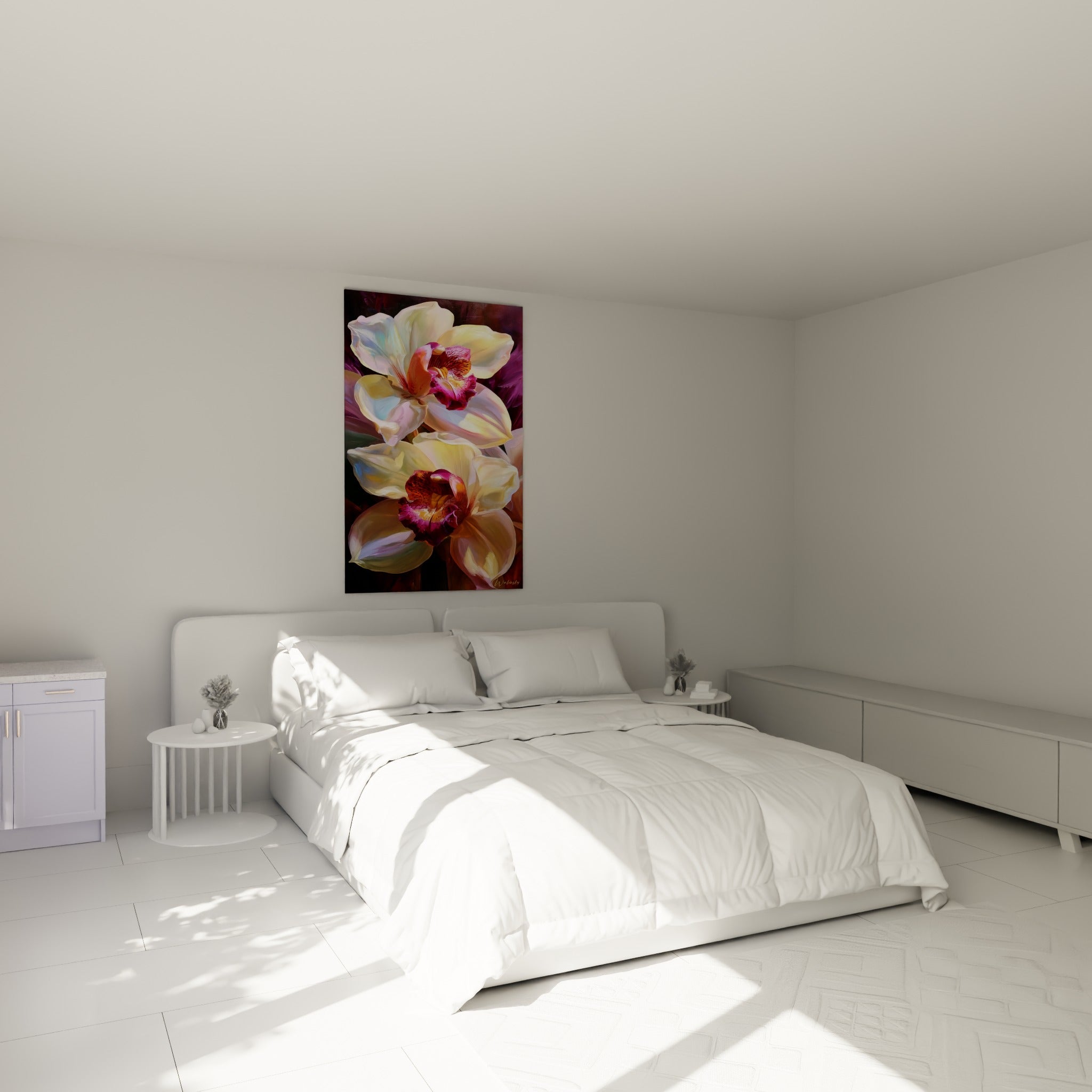 Fleurs d'orchidée blanches et pourpres accrochées au-dessus d'un lit dans une chambre claire