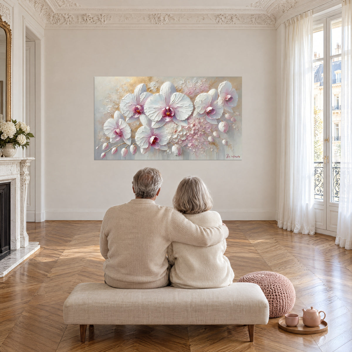 Obraz białych orchidei w reliefie, purpurowe serca, złote i różowe refleksy, naprzeciw siedzącej pary w dużym salonie
