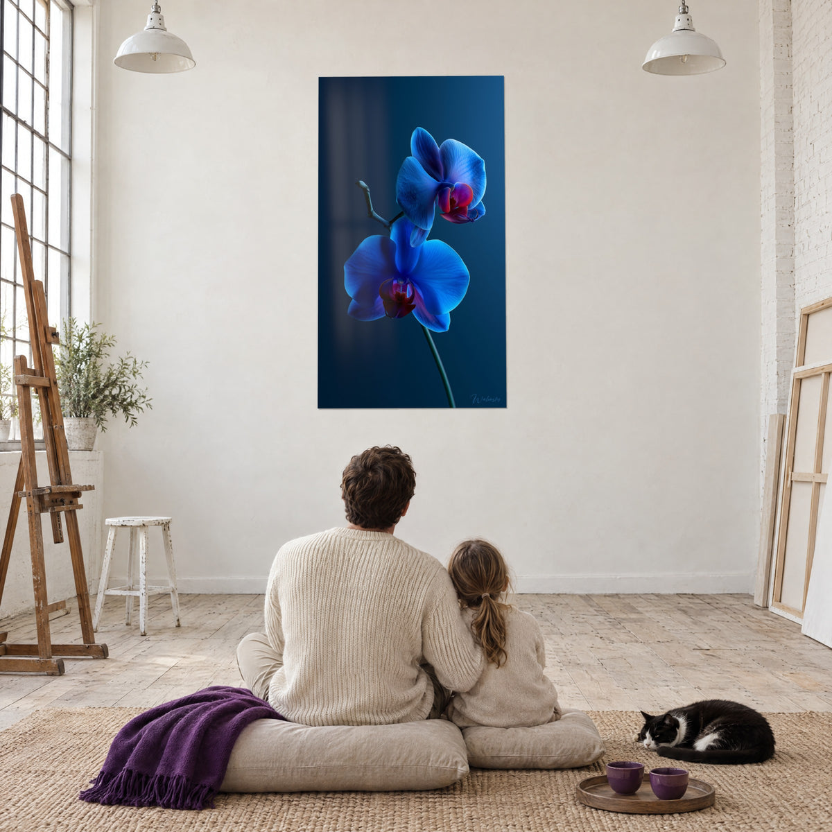 Cuadro orquídea azul ultramar y rojo profundo sobre fondo noche, adulto y niño de espaldas, gato tuxedo, gran loft de artista