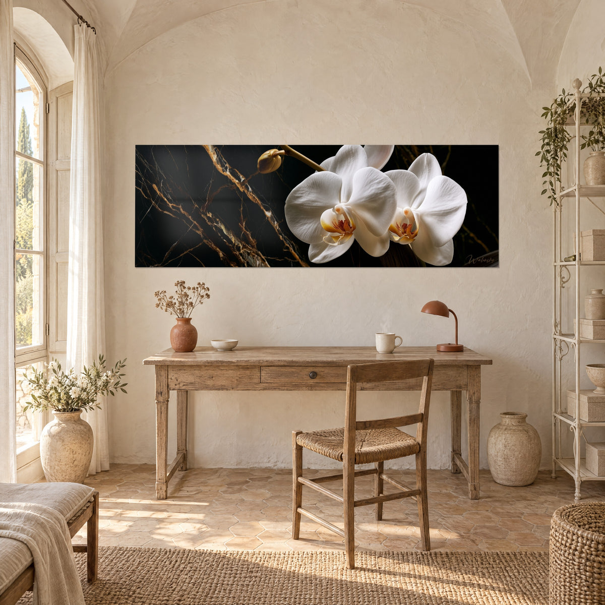 Quadro panoramico di orchidee bianche, bocciolo chiuso verde oliva su marmo nero rigato d'oro, sopra una scrivania di legno