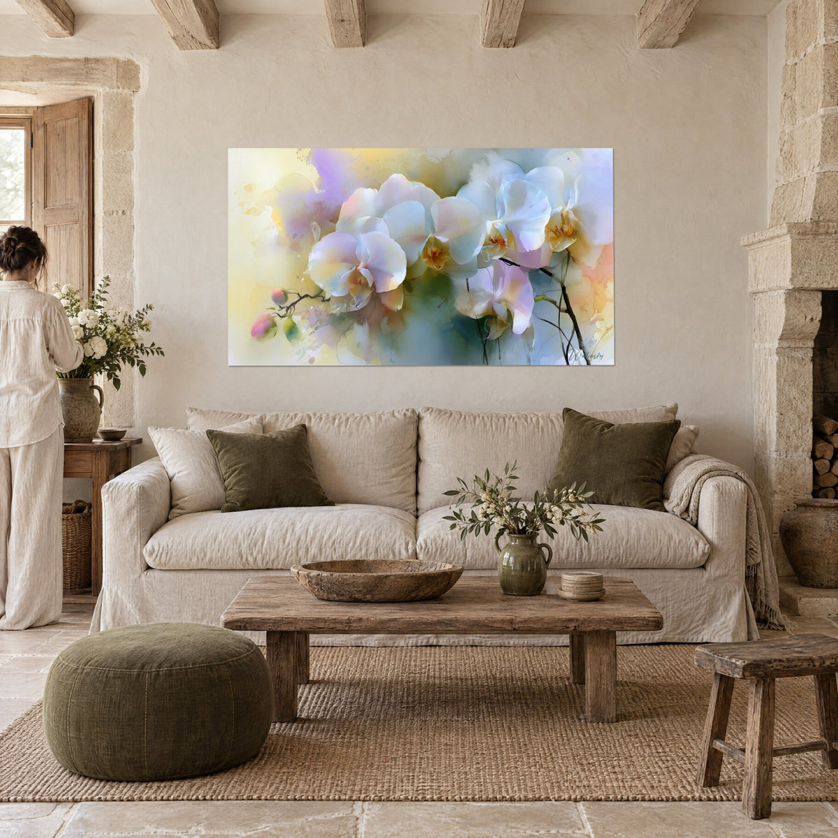 Gemälde weiße Orchideen mit lila und blassgelben Reflexen, aquarelliertes Paneel über einem Sofa in einem hellen Wohnzimmer