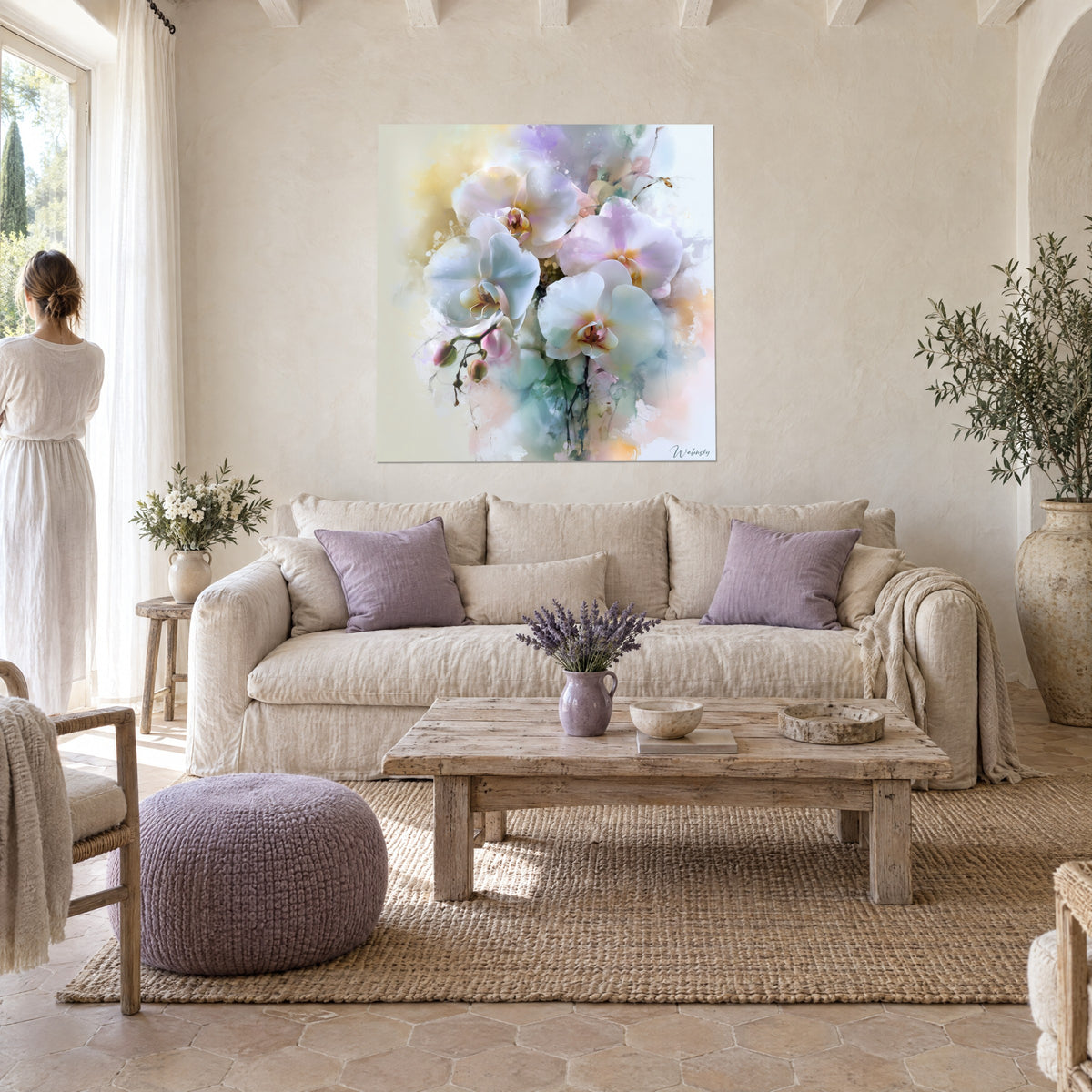 Cuadro de orquídeas blancas con pétalos nacarados, toques lilas y ocres sobre fondo crema, encima de un sofá en un salón luminoso