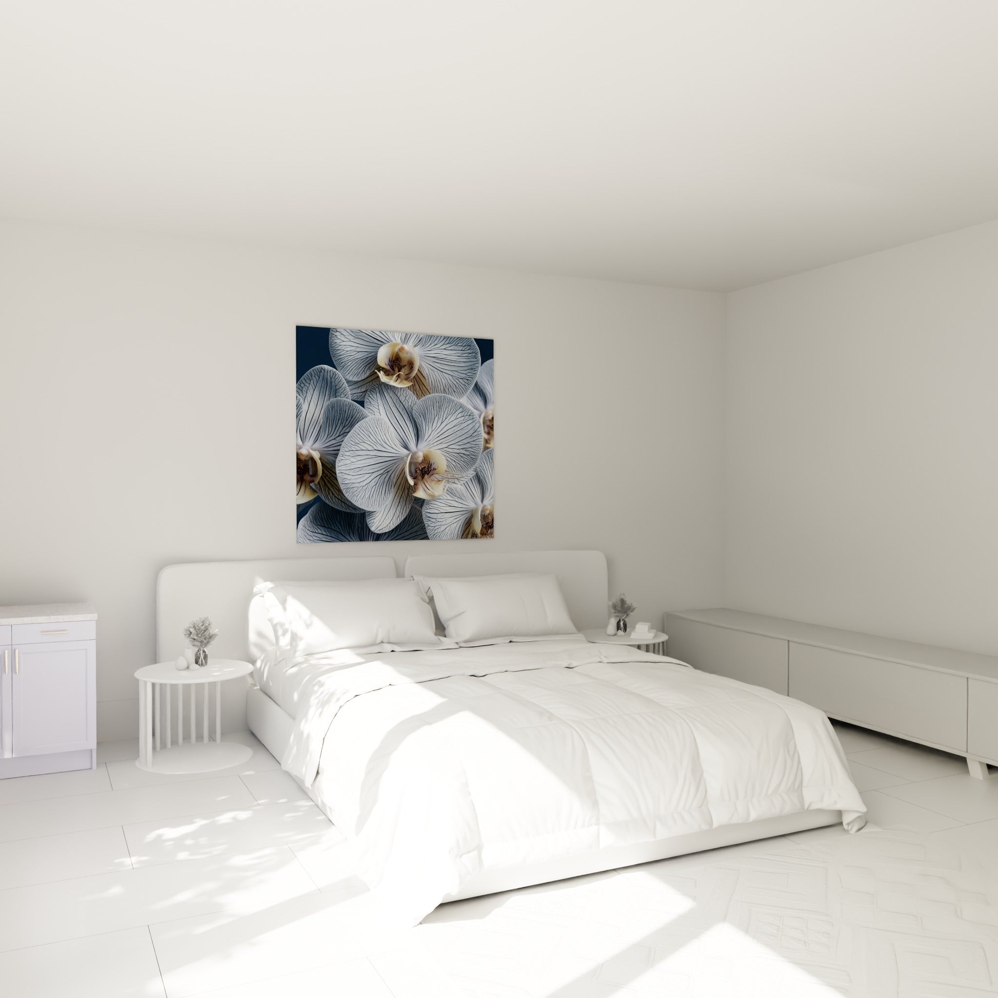 Pétales d'orchidée blancs et bleu marine accrochés au-dessus d'un lit dans une chambre claire