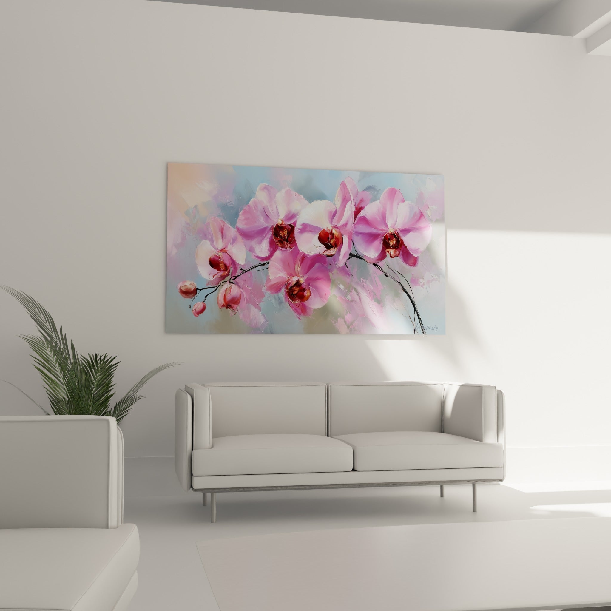 Fleurs d'orchidée blanches et roses au cœur doré, au-dessus d'un canapé dans un salon lumineux