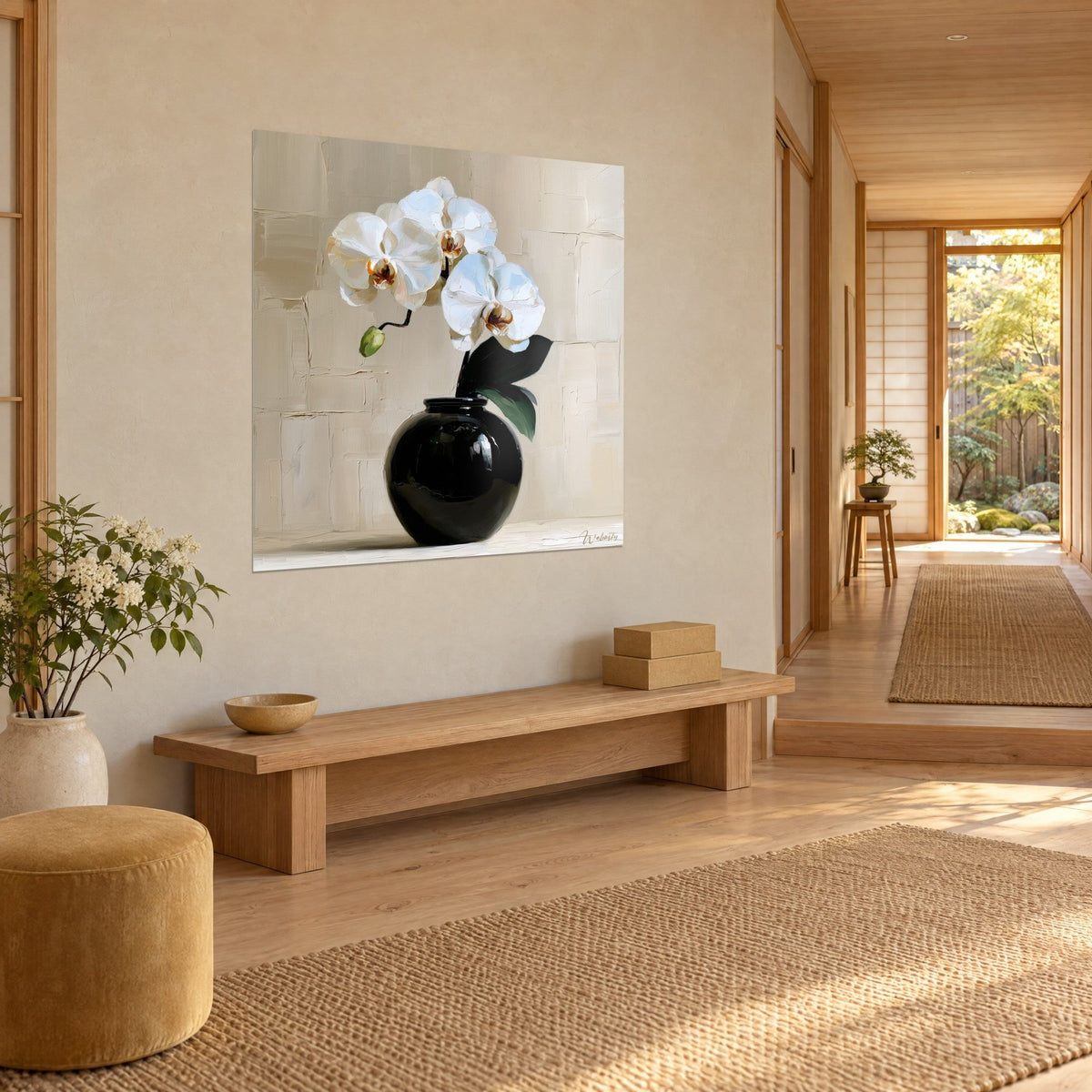 Gemälde Phalaenopsis in Elfenbein und dunkelgrünes Laub, runde Vase aus Ebenholz, vor cremefarbener Wand, Holzbank und japandi Flur
