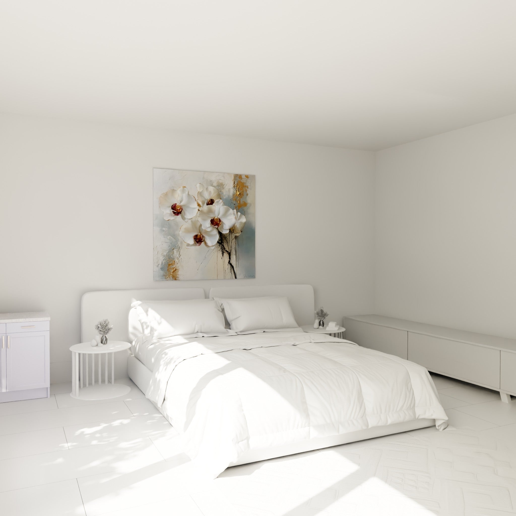 Fleurs d'orchidée blanches et dorées aux pétales texturés au-dessus d'un lit dans une chambre claire