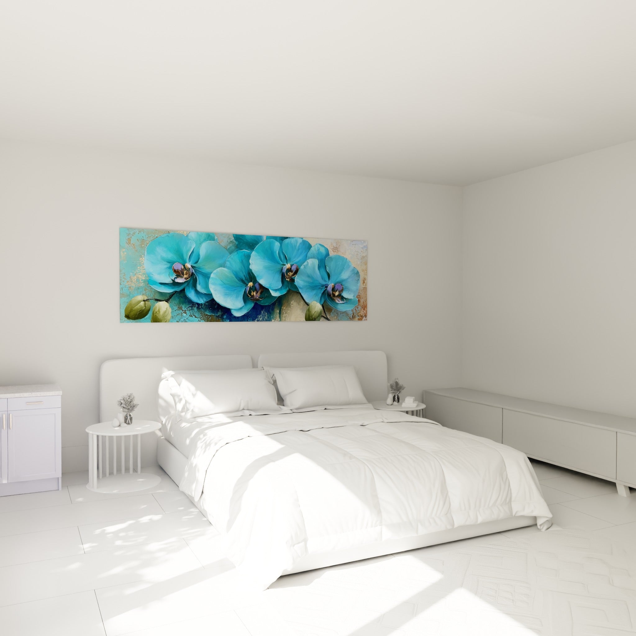 Branche d'orchidées bleu turquoise et dorées au-dessus d'un lit dans une chambre claire