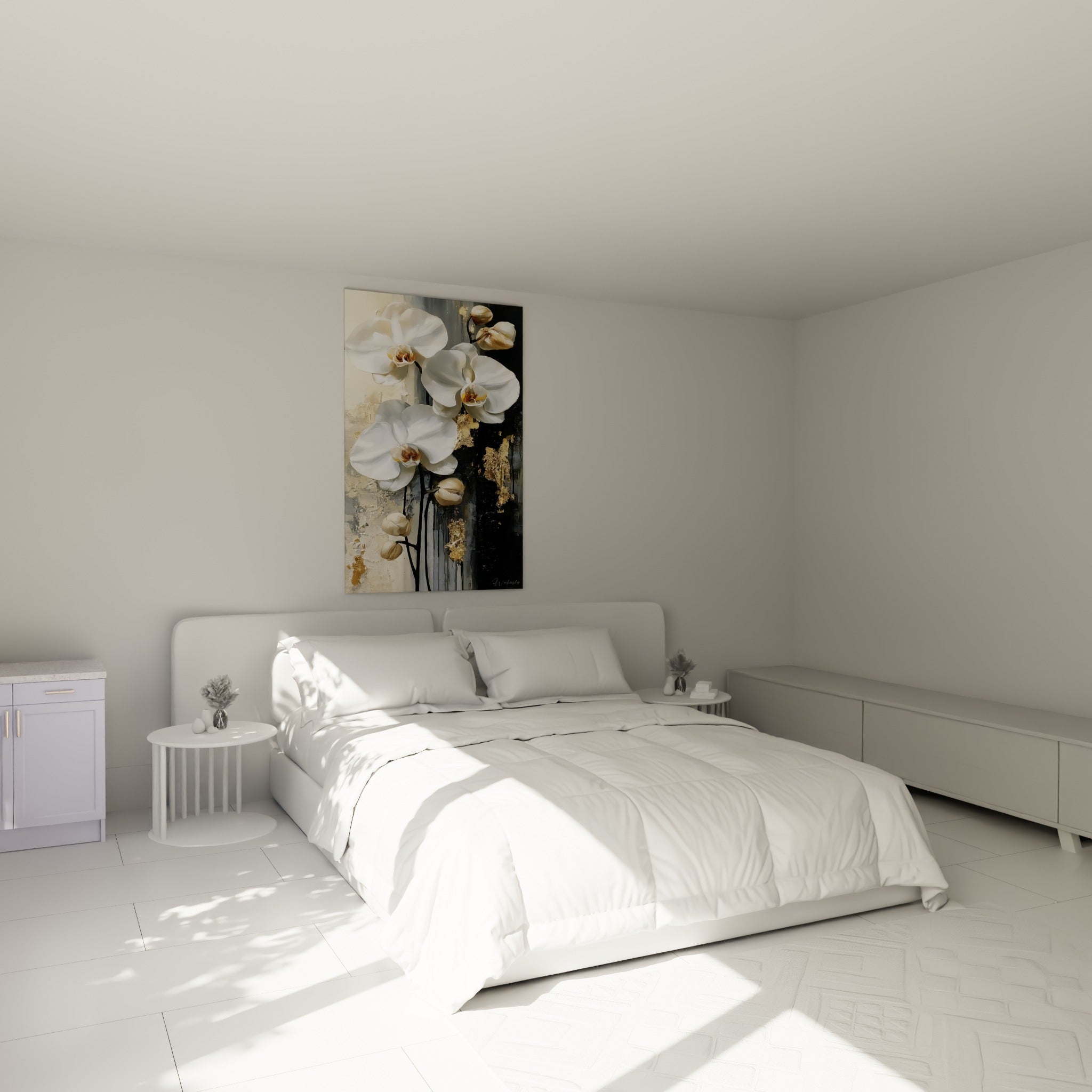 Fleurs d'orchidée blanche et éclats dorés au-dessus d'un lit dans une chambre claire