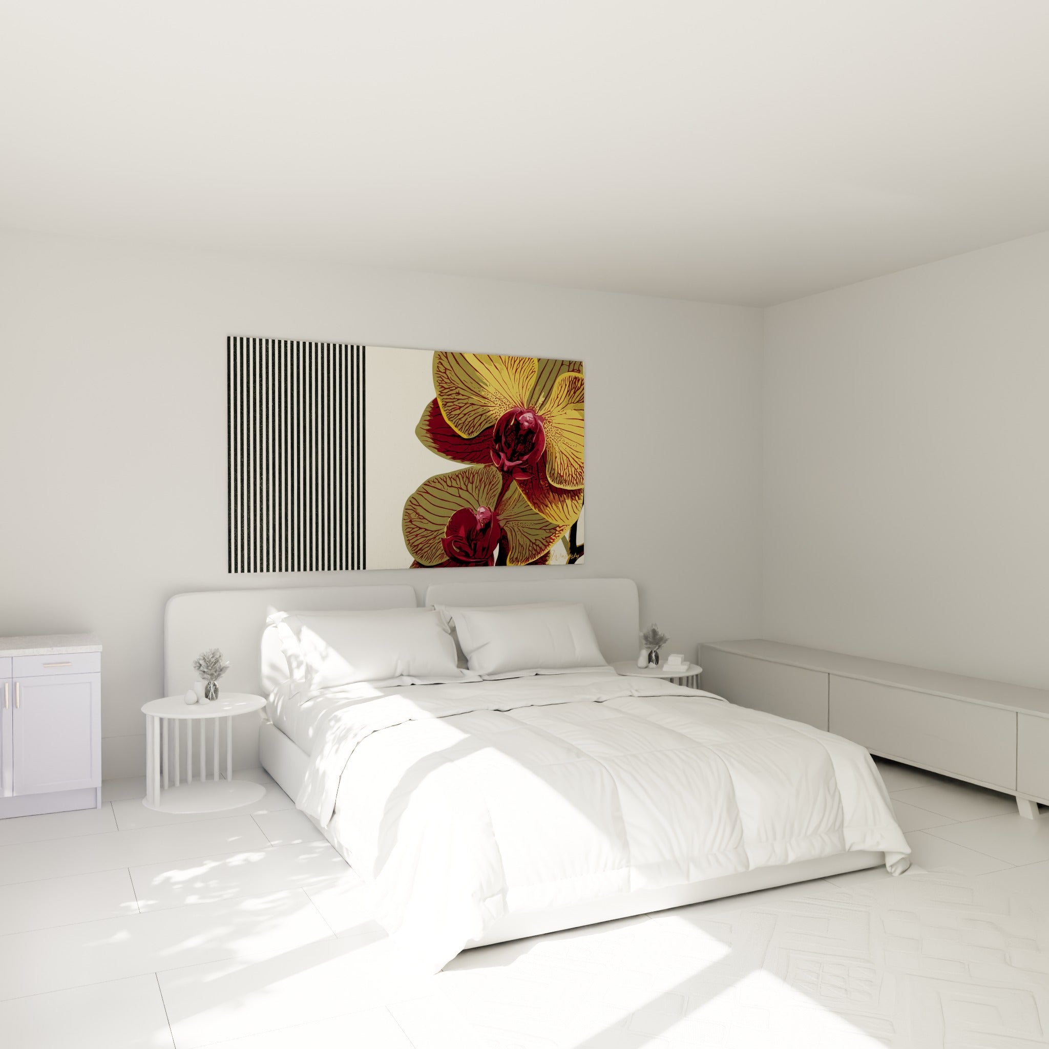 Fleurs d'orchidée dorées et bordeaux au-dessus d'un lit dans une chambre claire