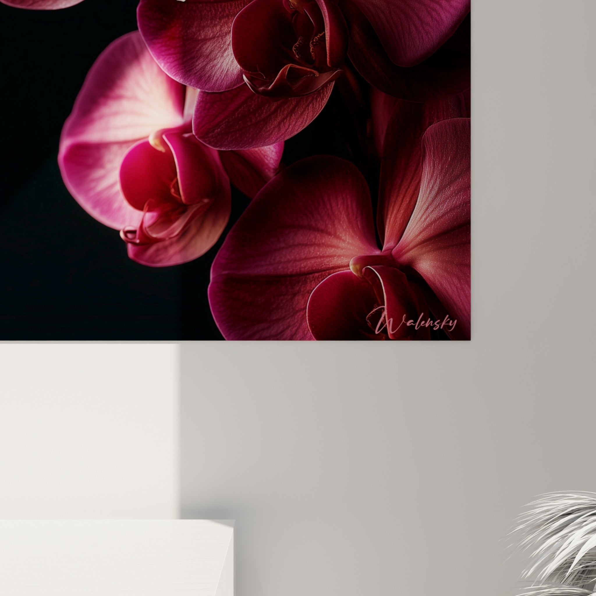 Texture satinée des pétales roses et magenta, nervures fines visibles sur la toile imprimée