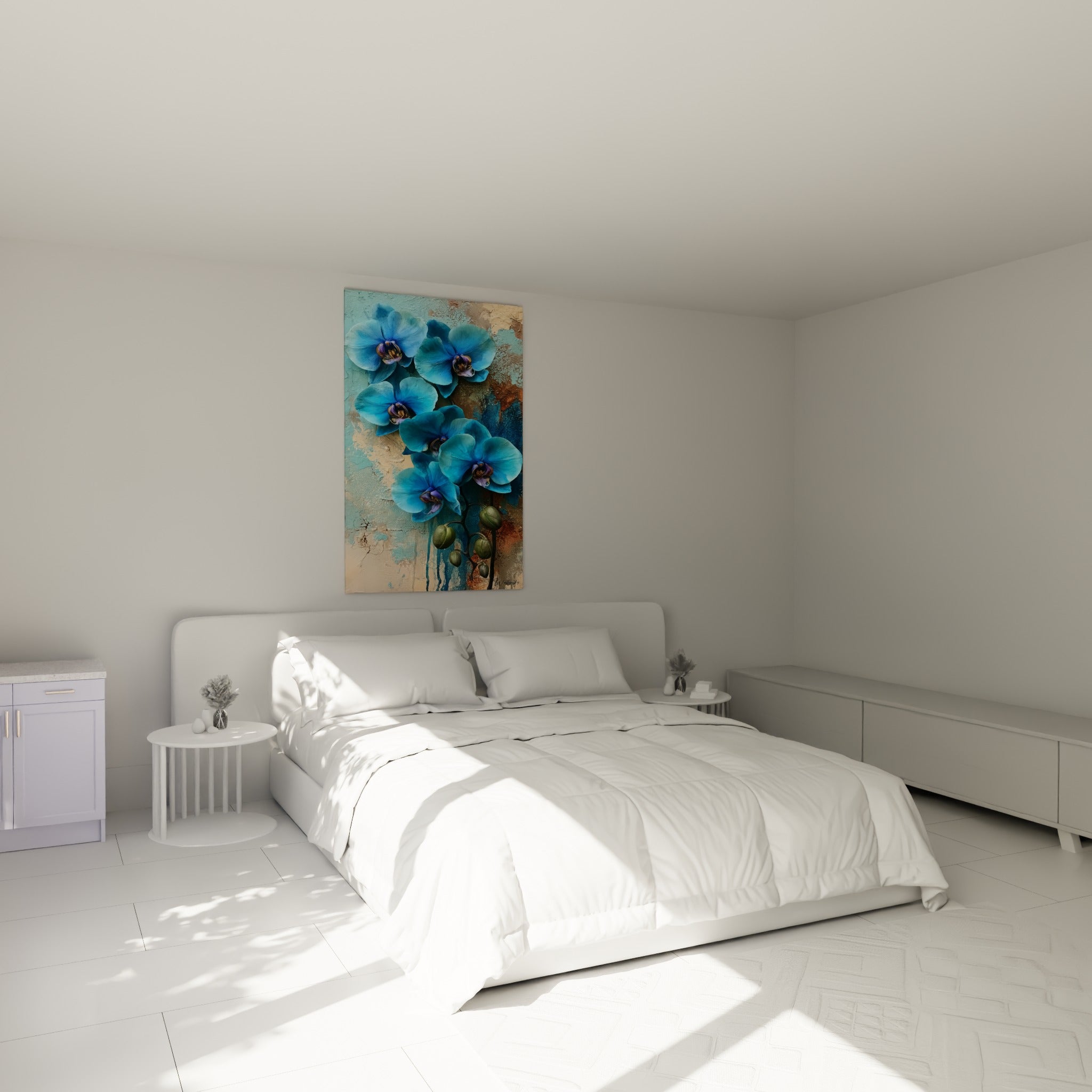 Fleurs d'orchidée turquoise et boutons verts accrochées au-dessus d'un lit dans une chambre claire