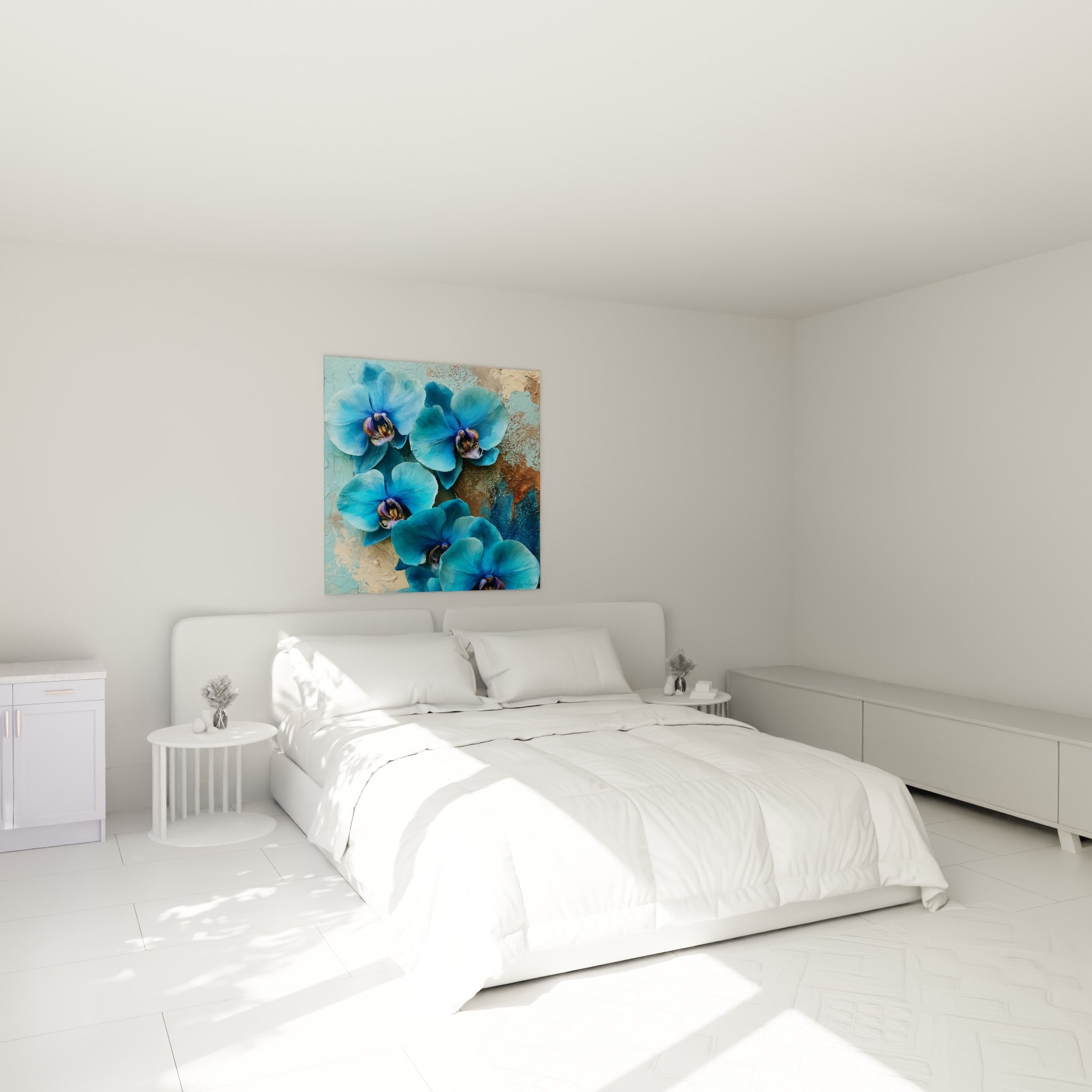 Fleurs d'orchidée bleu profond et doré accrochées au-dessus d'un lit dans une chambre claire