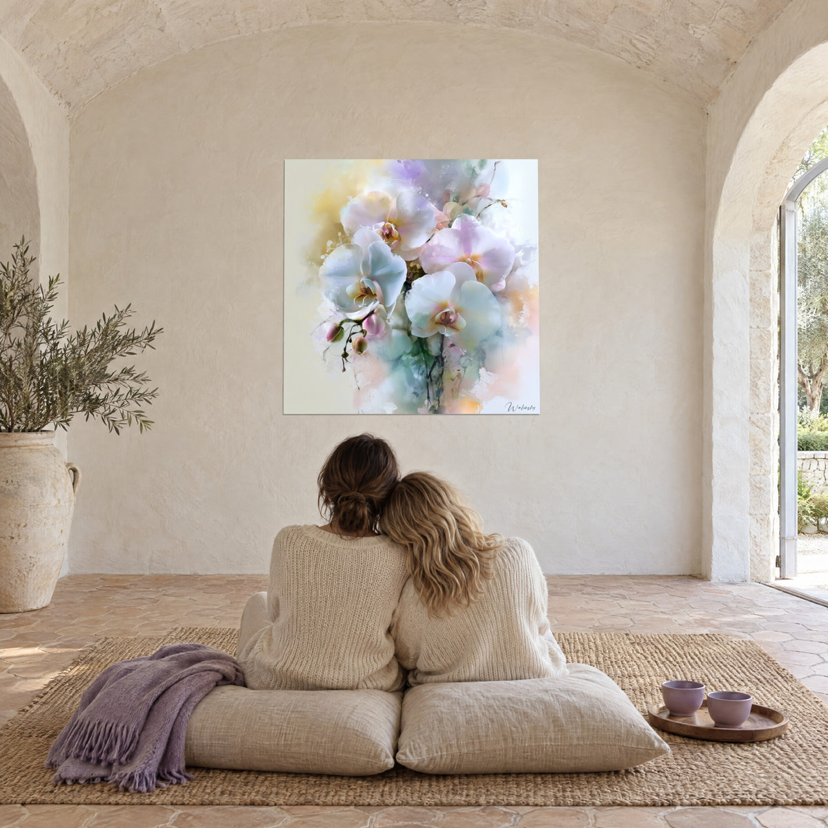Cuadro de orquídeas de un blanco lechoso, salpicaduras de acuarela albaricoque y lavanda, en una sala abovedada de paredes de cal beige