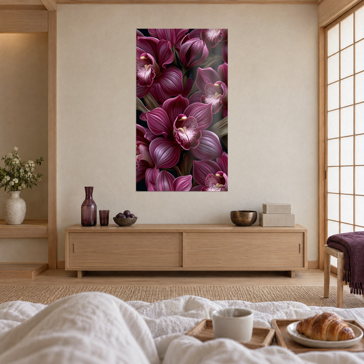 Gemälde Dichte Traube magentafarbener Orchideen mit beigen Stempeln, tiefe schwarze Schatten, Paar von hinten, über einem Bett in einem hellen Schlafzimmer