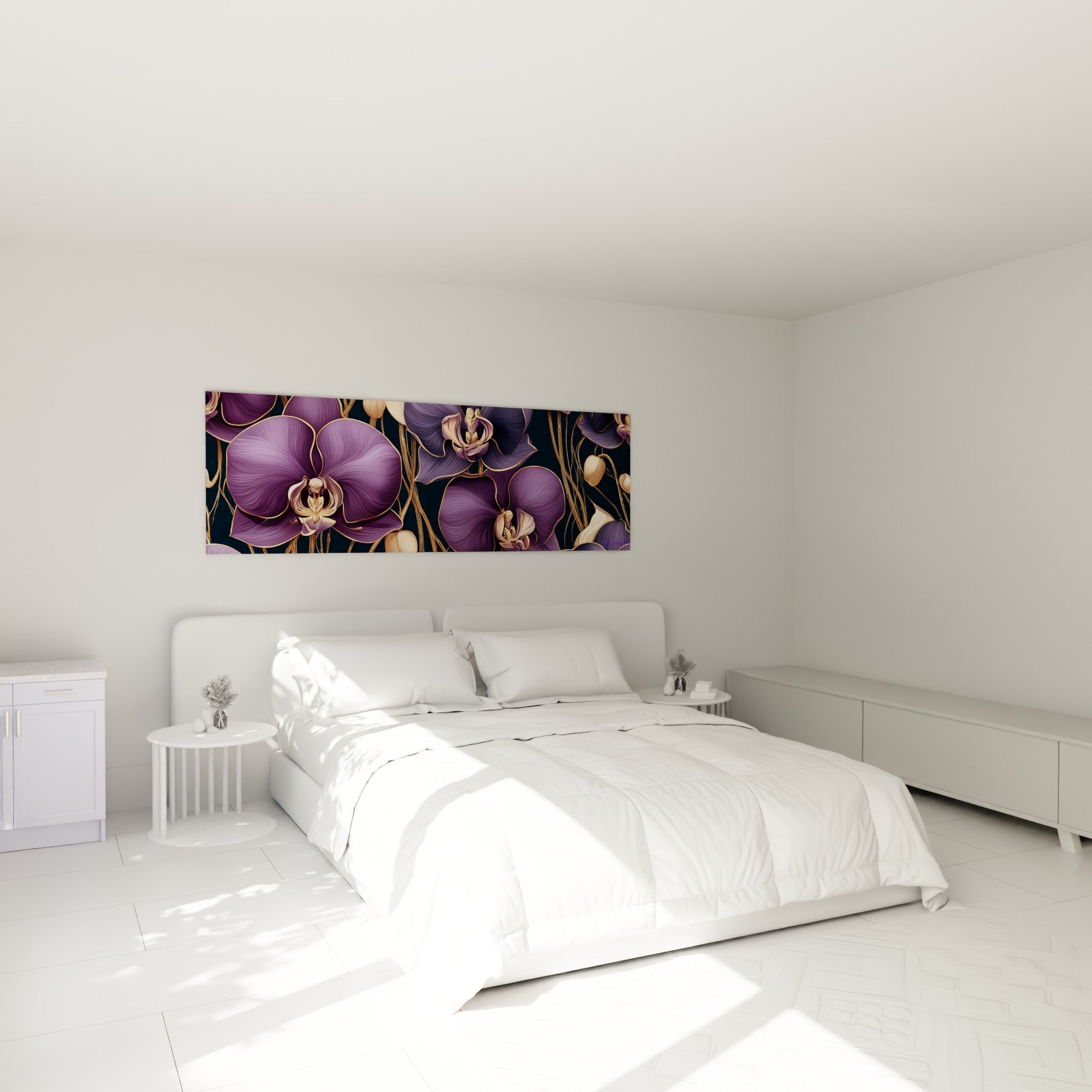 Fleurs d'orchidée pourpre et dorée illuminant le mur au-dessus d'un lit dans une chambre claire