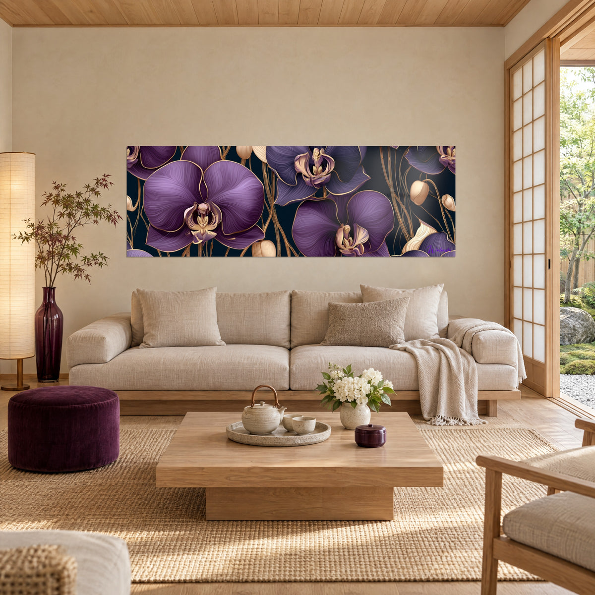 Cuadro de orquídeas violetas con ribetes dorados, tallos cobrizos sobre fondo azul noche, encima de un sofá en un salón luminoso