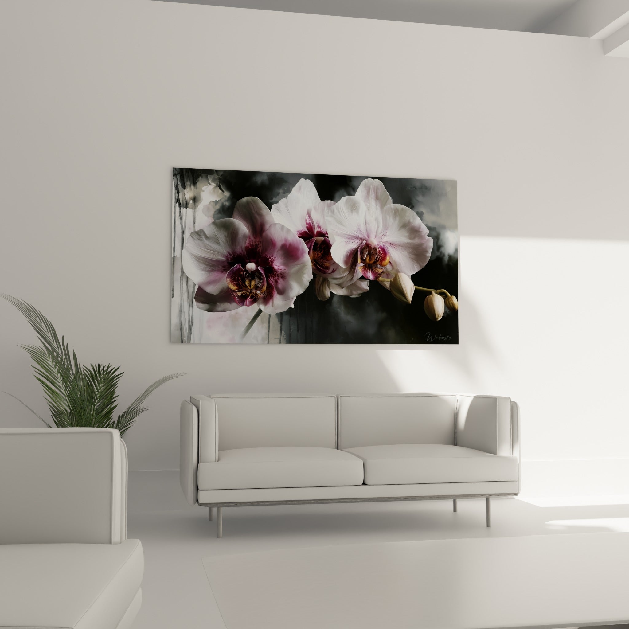 Fleurs d'orchidée blanches veinées de pourpre placées au-dessus d'un canapé dans un salon lumineux
