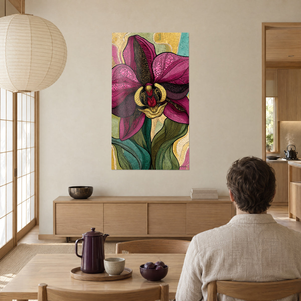 Gemälde große Bordeaux-Orchidee, senfgelbe Lippe und smaragdgrüne Blätter, gegenüber einem Mann von hinten, der an einem Tisch neben einer Laterne sitzt