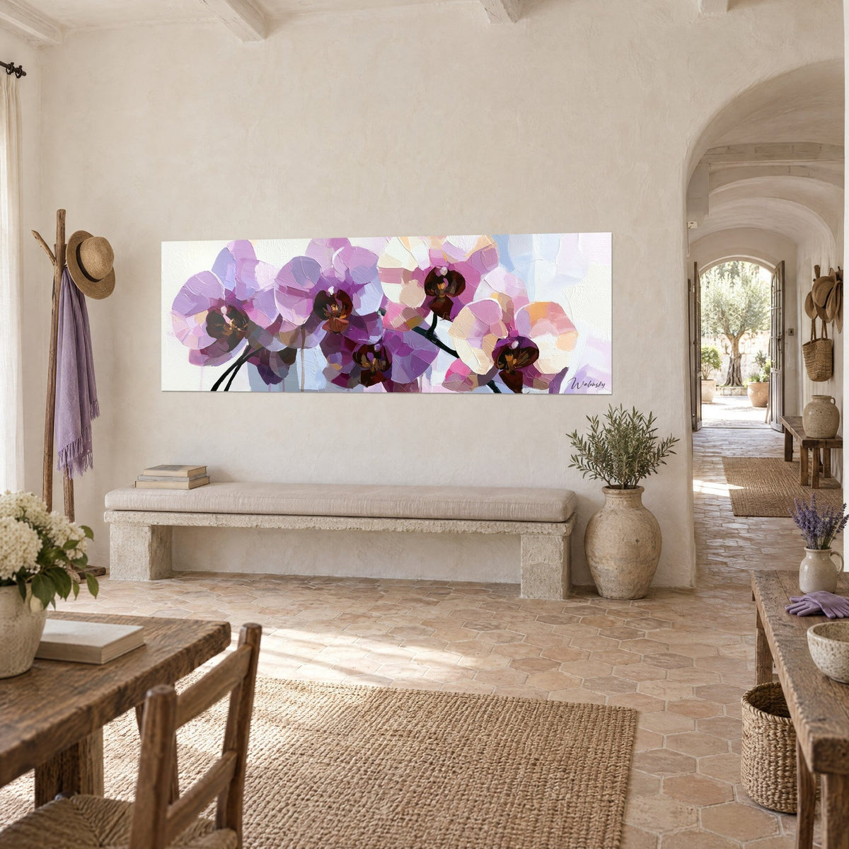 Gemälde lila Orchideenblüten mit dem Palettenmesser auf cremefarbenem Grund, dreiviertel Ansicht in einem gewölbten Flur eines provenzalischen Mas