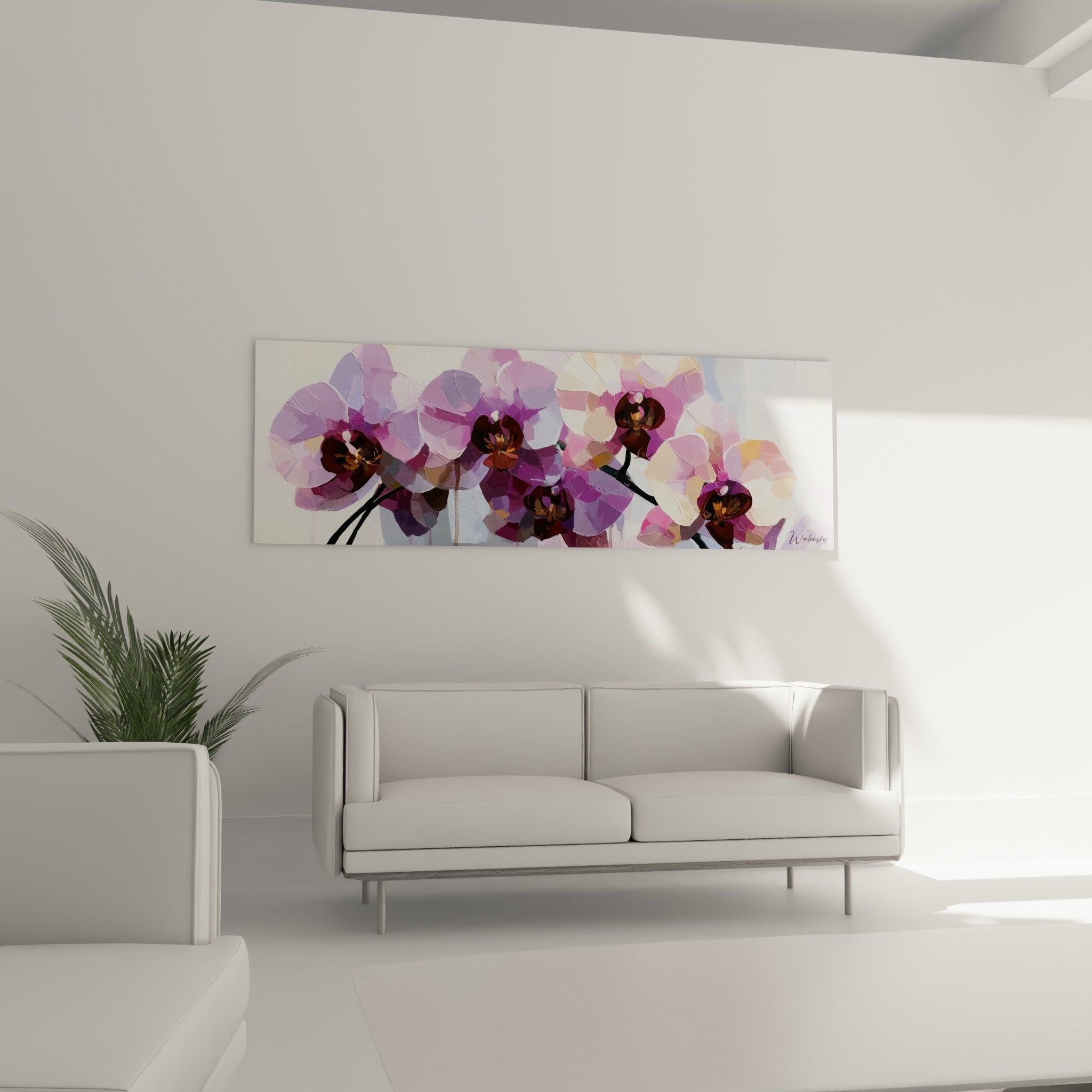 Fleurs d'orchidée rose poudré et prune positionnées au-dessus d'un canapé dans un salon lumineux
